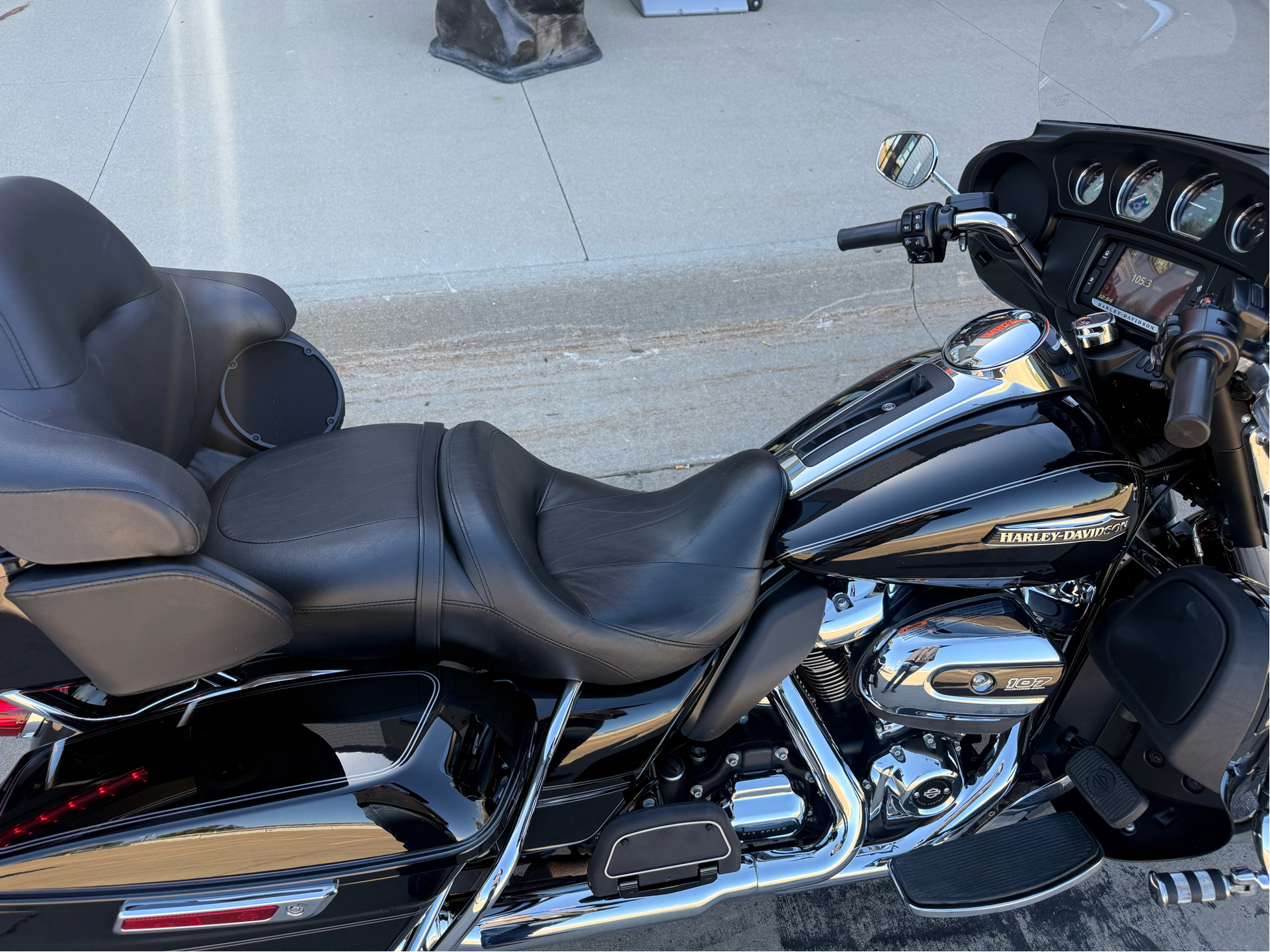 2017 Harley-Davidson Electra Glide® Ultra Classic® in Dubuque, Iowa - Photo 9