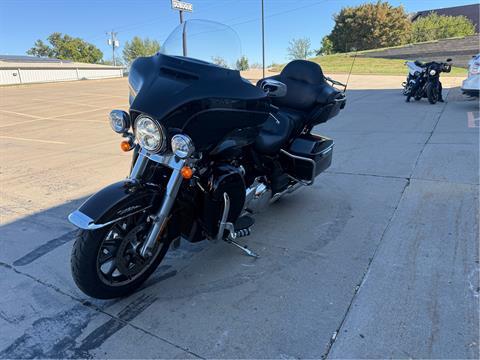 2017 Harley-Davidson Electra Glide® Ultra Classic® in Dubuque, Iowa - Photo 6