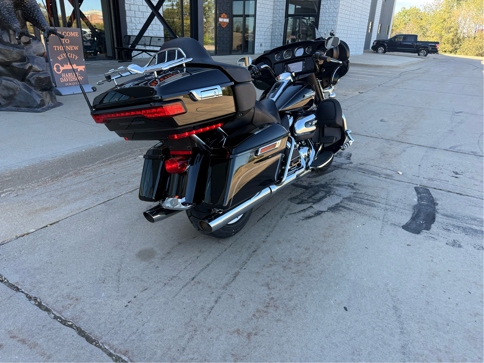 2017 Harley-Davidson Electra Glide® Ultra Classic® in Dubuque, Iowa - Photo 2