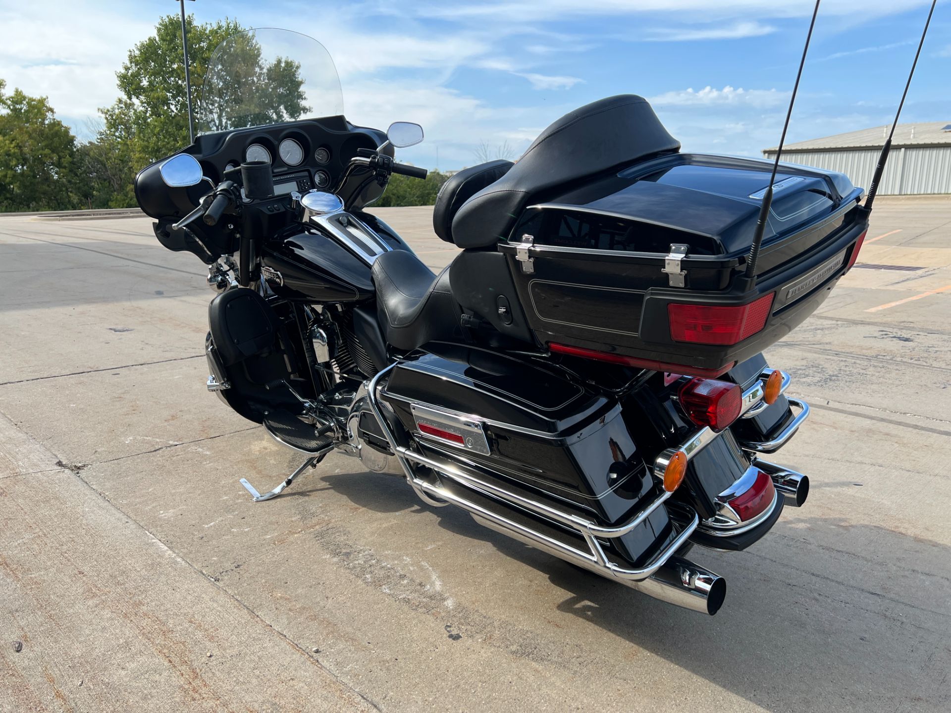 2010 Harley-Davidson Ultra Classic® Electra Glide® Peace Officer Special Edition in Dubuque, Iowa - Photo 4