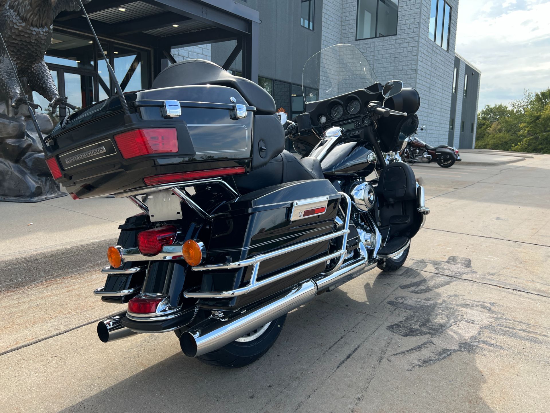 2010 Harley-Davidson Ultra Classic® Electra Glide® Peace Officer Special Edition in Dubuque, Iowa - Photo 2