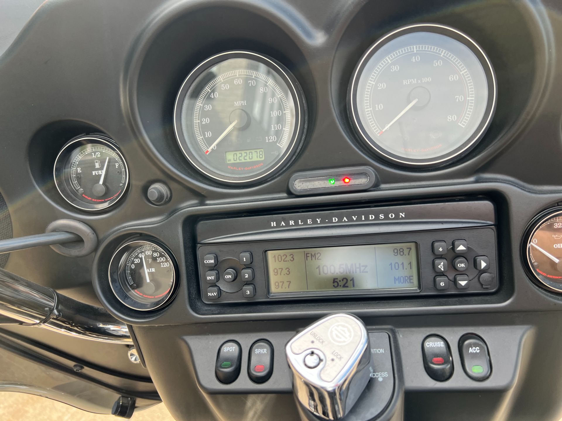 2010 Harley-Davidson Ultra Classic® Electra Glide® Peace Officer Special Edition in Dubuque, Iowa - Photo 9