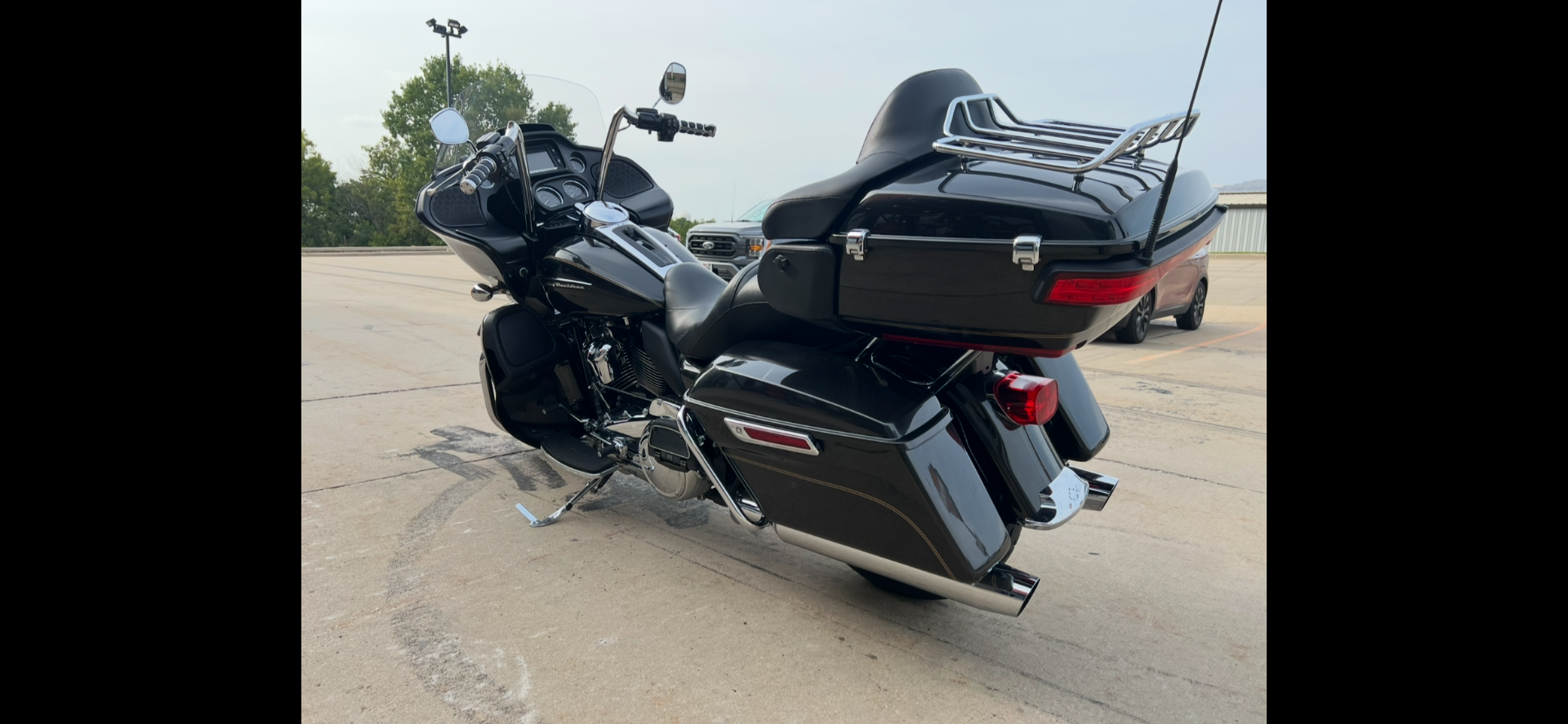 2017 Harley-Davidson Road Glide® Ultra in Dubuque, Iowa - Photo 3