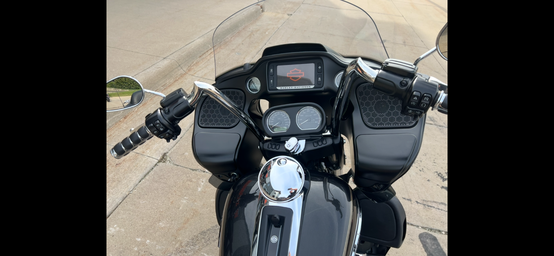 2017 Harley-Davidson Road Glide® Ultra in Dubuque, Iowa - Photo 8