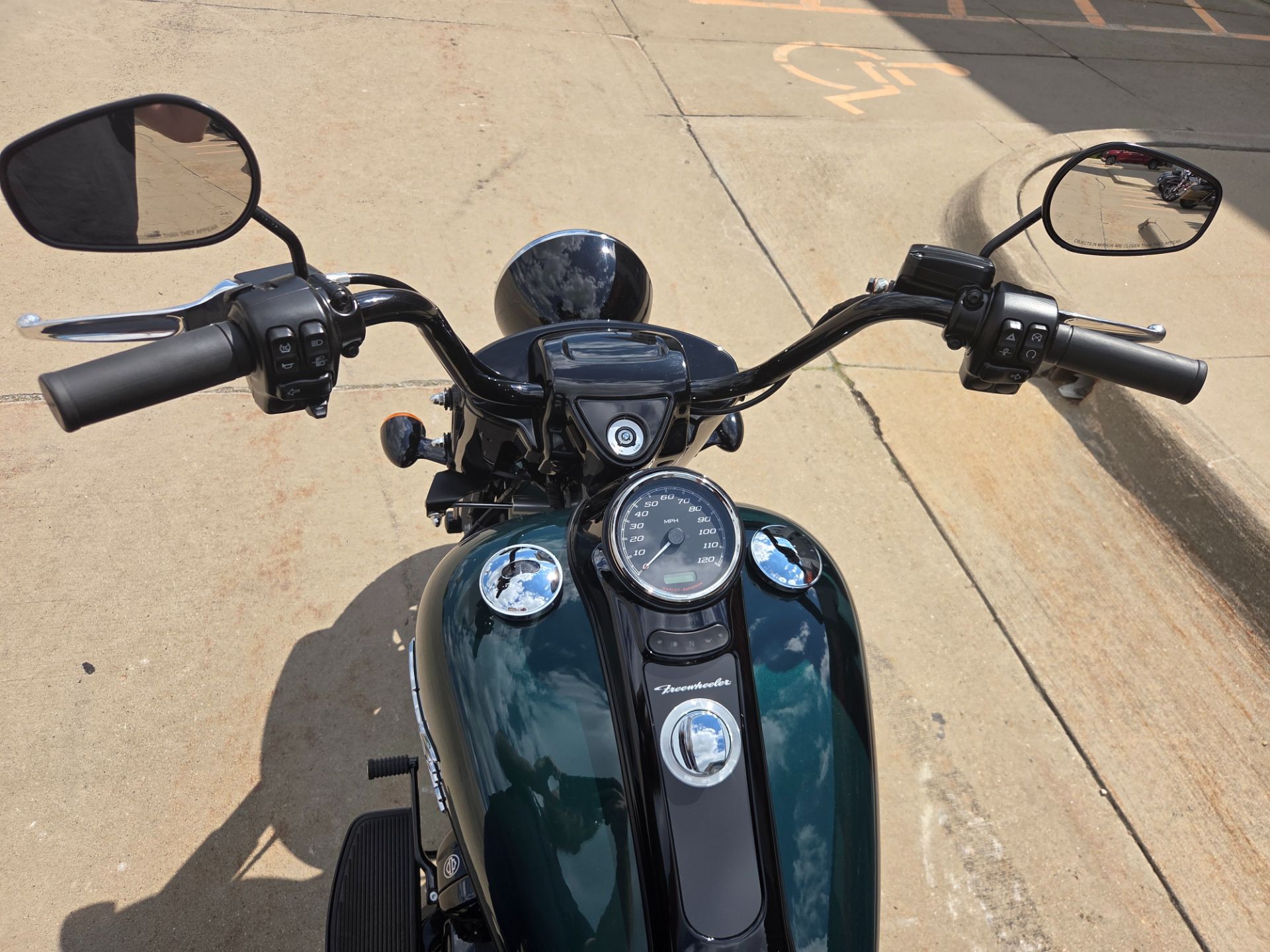 2024 Harley-Davidson Freewheeler® in Dubuque, Iowa - Photo 9