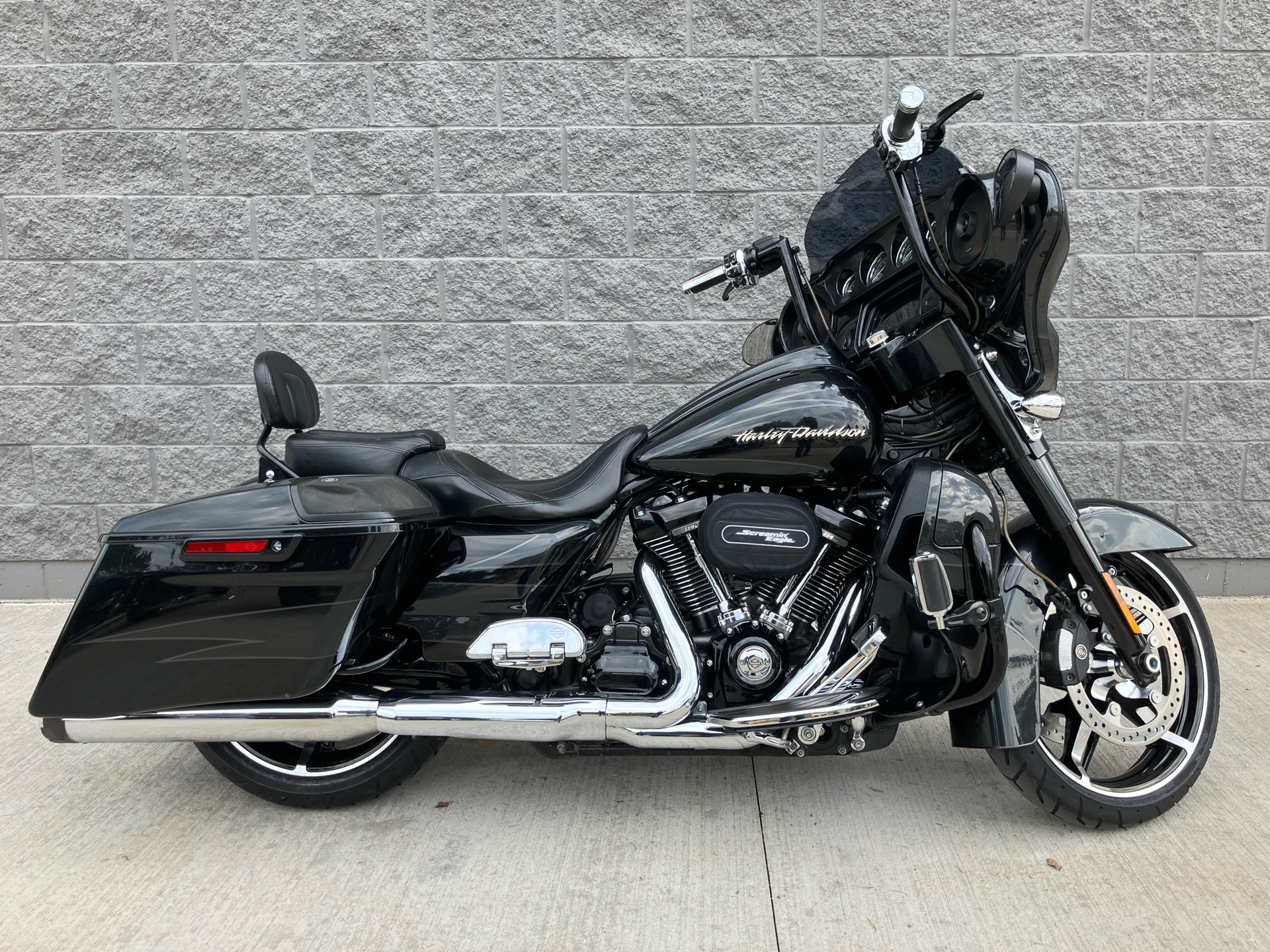 used-2017-harley-davidson-cvo-street-glide-motorcycle-specs-price