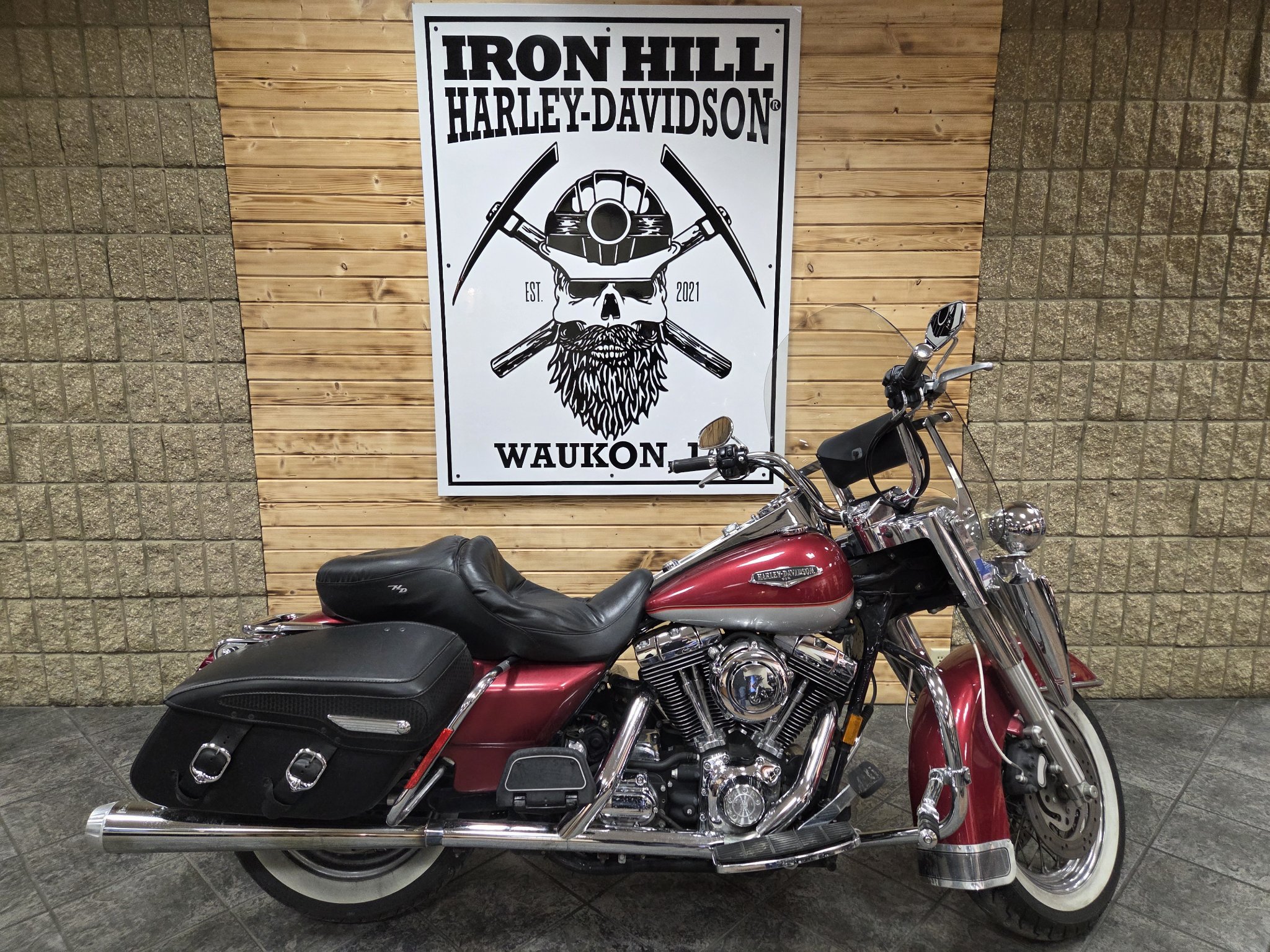2005 Harley-Davidson FLHRCI Road King® Classic 1