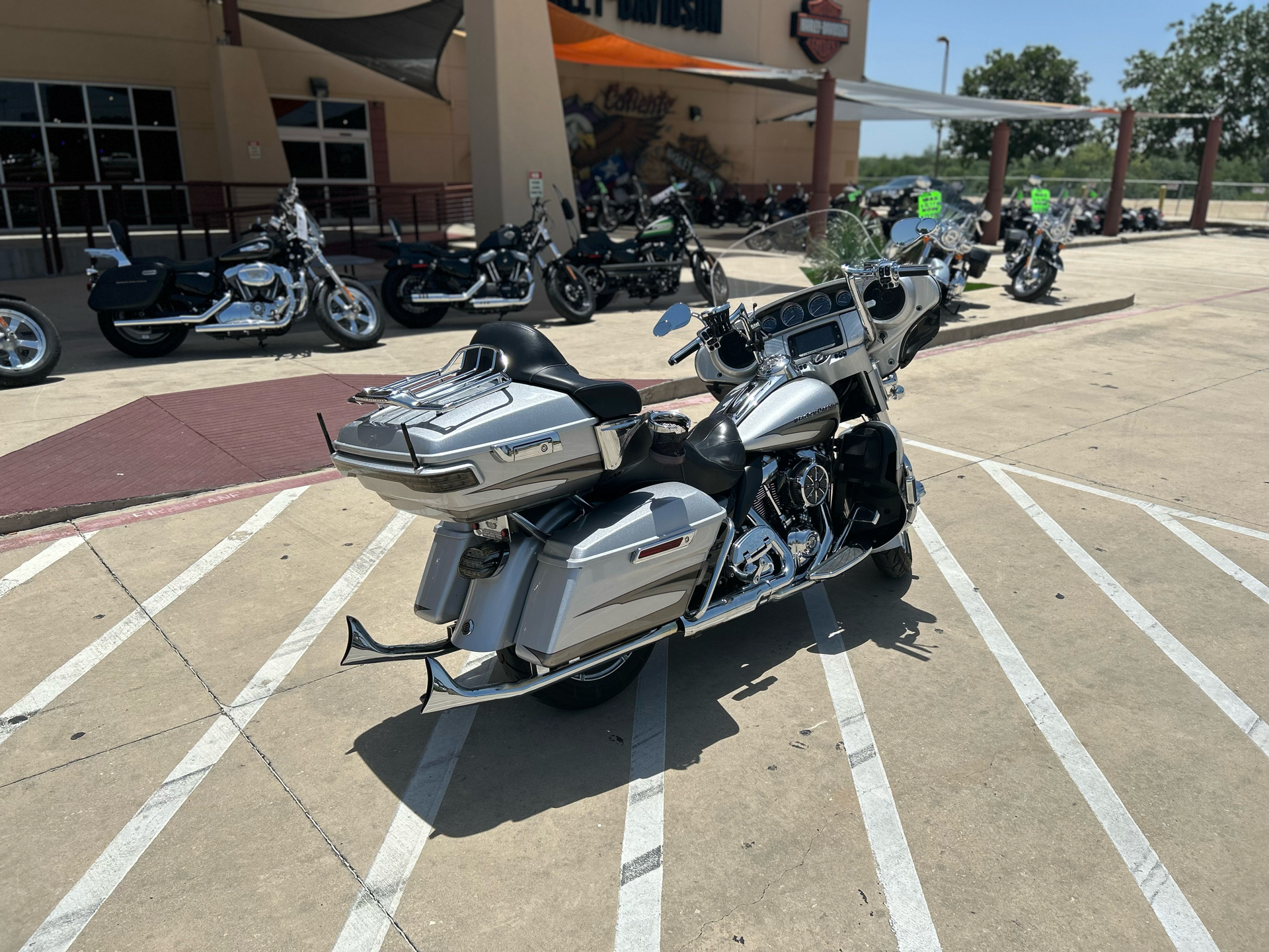 2017 Harley-Davidson CVO™ Limited in San Antonio, Texas - Photo 8