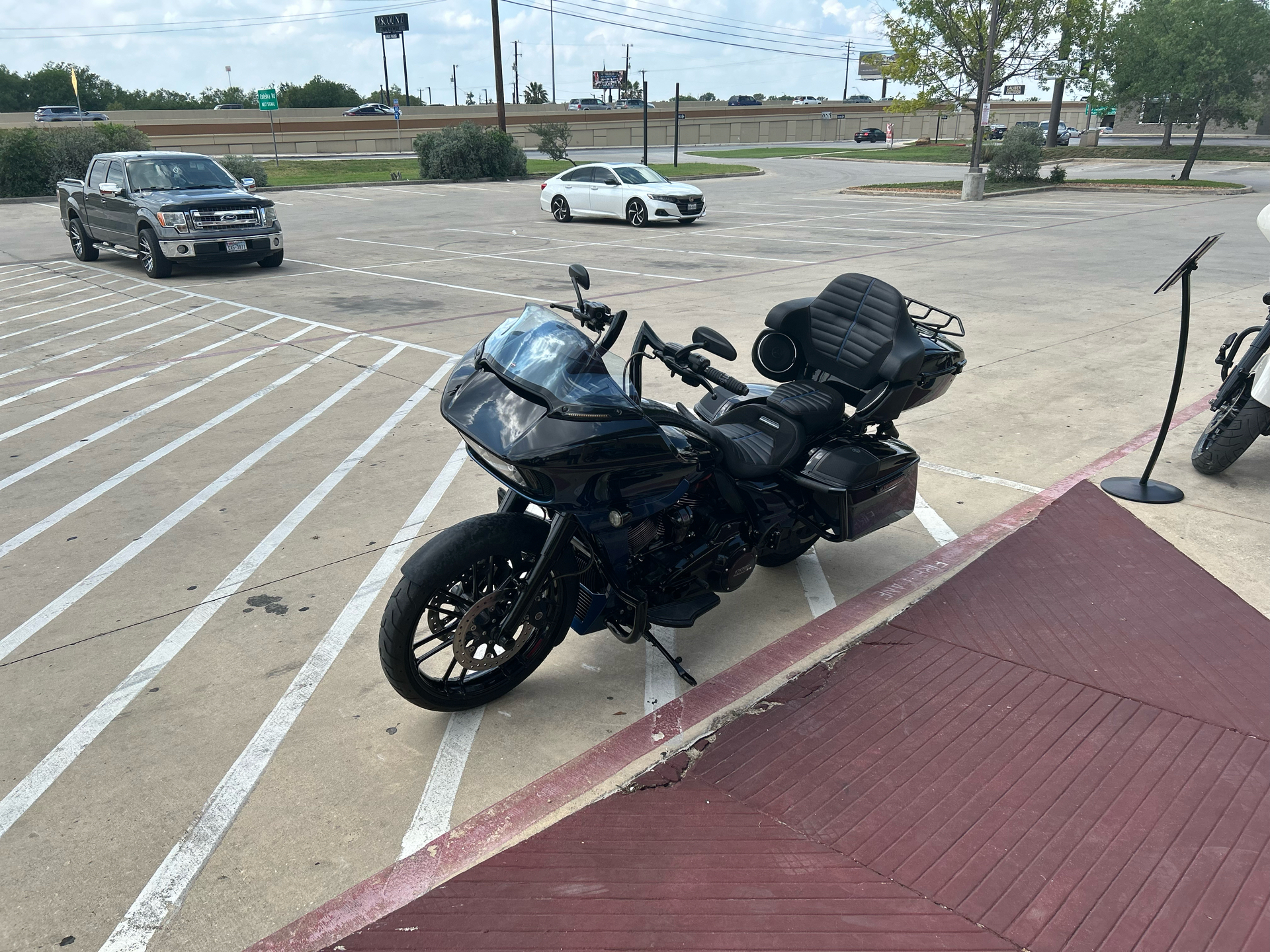 2019 Harley-Davidson CVO™ Road Glide® in San Antonio, Texas - Photo 4
