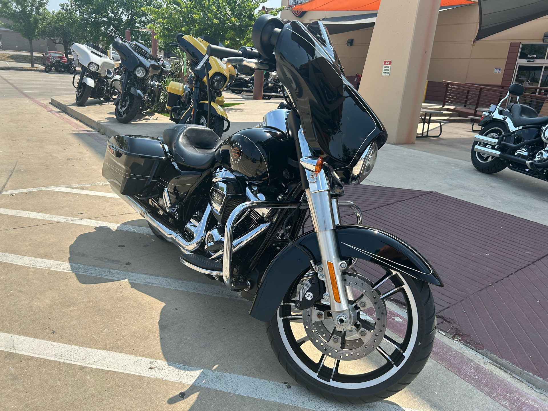2017 Harley-Davidson Street Glide® in San Antonio, Texas - Photo 2