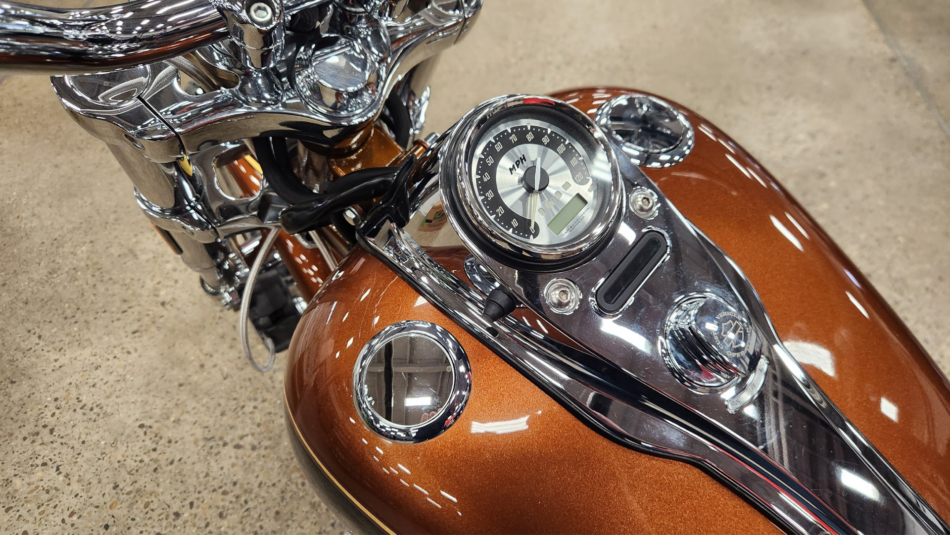 2008 Harley-Davidson CVO™ Screamin' Eagle® Dyna® in Marietta, Ohio - Photo 4