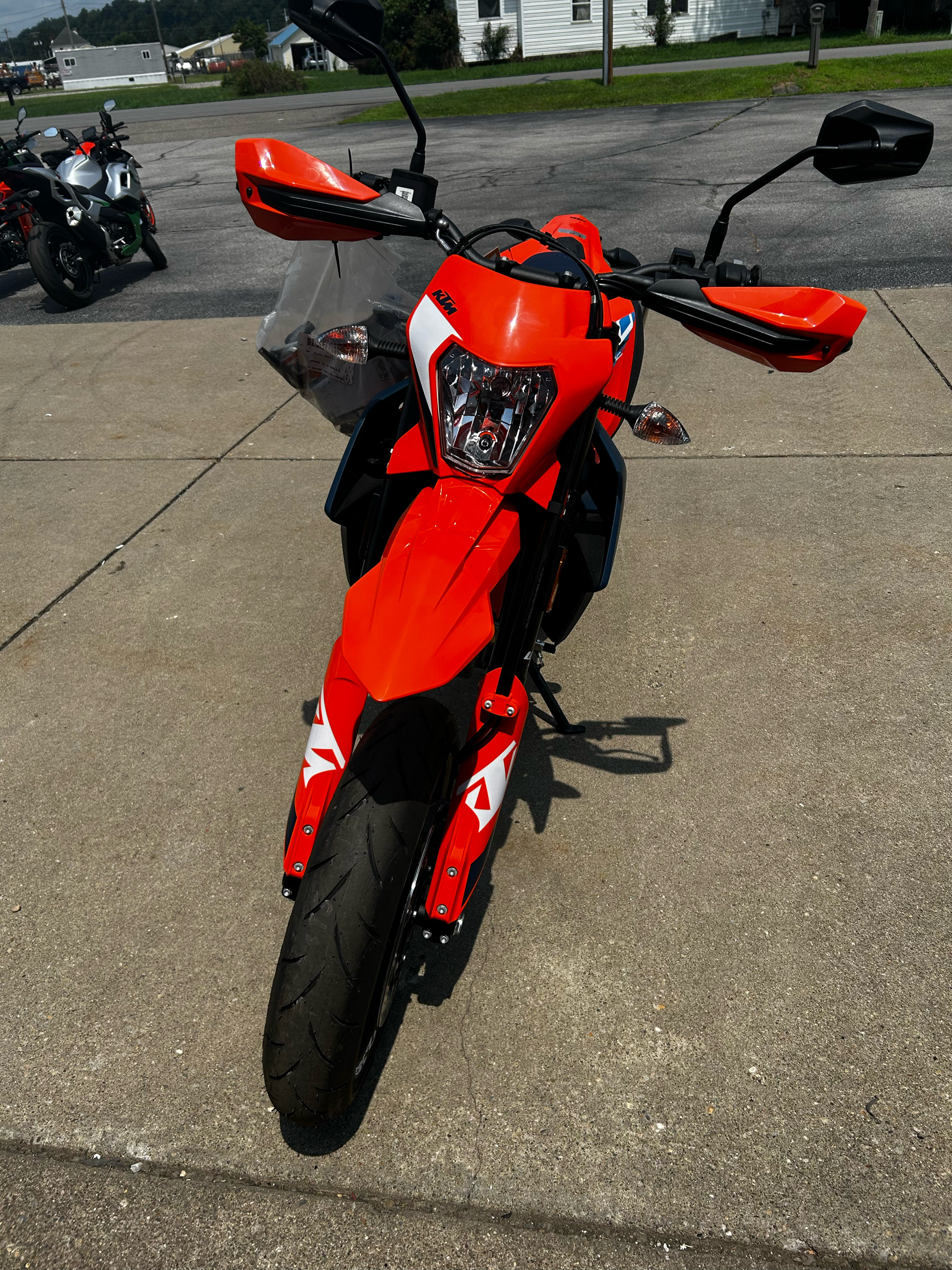 2024 KTM 690 SMC R in Marietta, Ohio - Photo 2