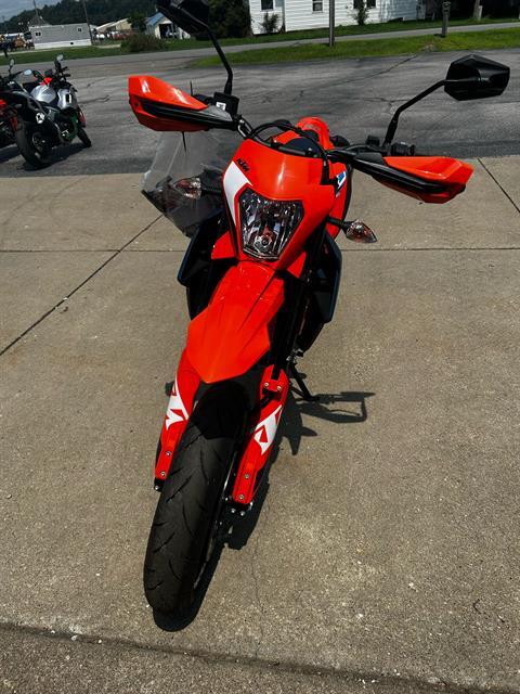 2024 KTM 690 SMC R in Marietta, Ohio - Photo 2