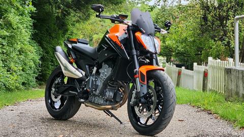 2022 KTM DUKE 890R in Marietta, Ohio - Photo 2