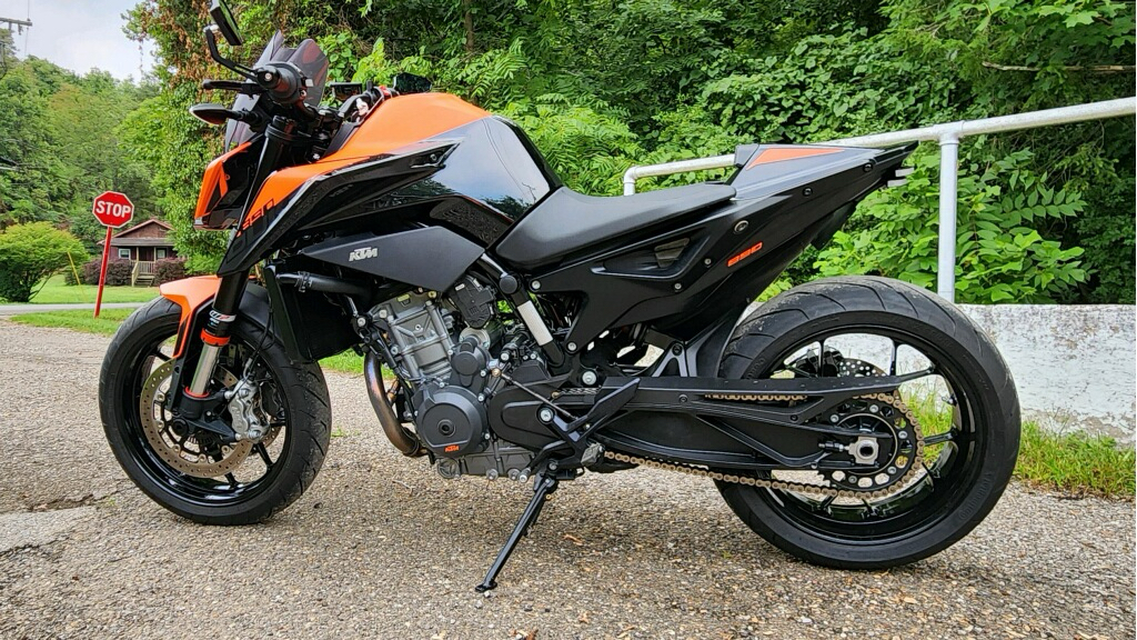 2022 KTM DUKE 890R in Marietta, Ohio - Photo 1