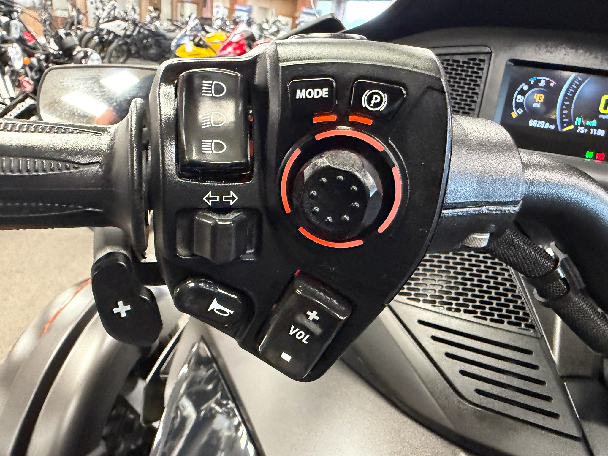 2023 Can-Am™ Spyder RT Limited 10