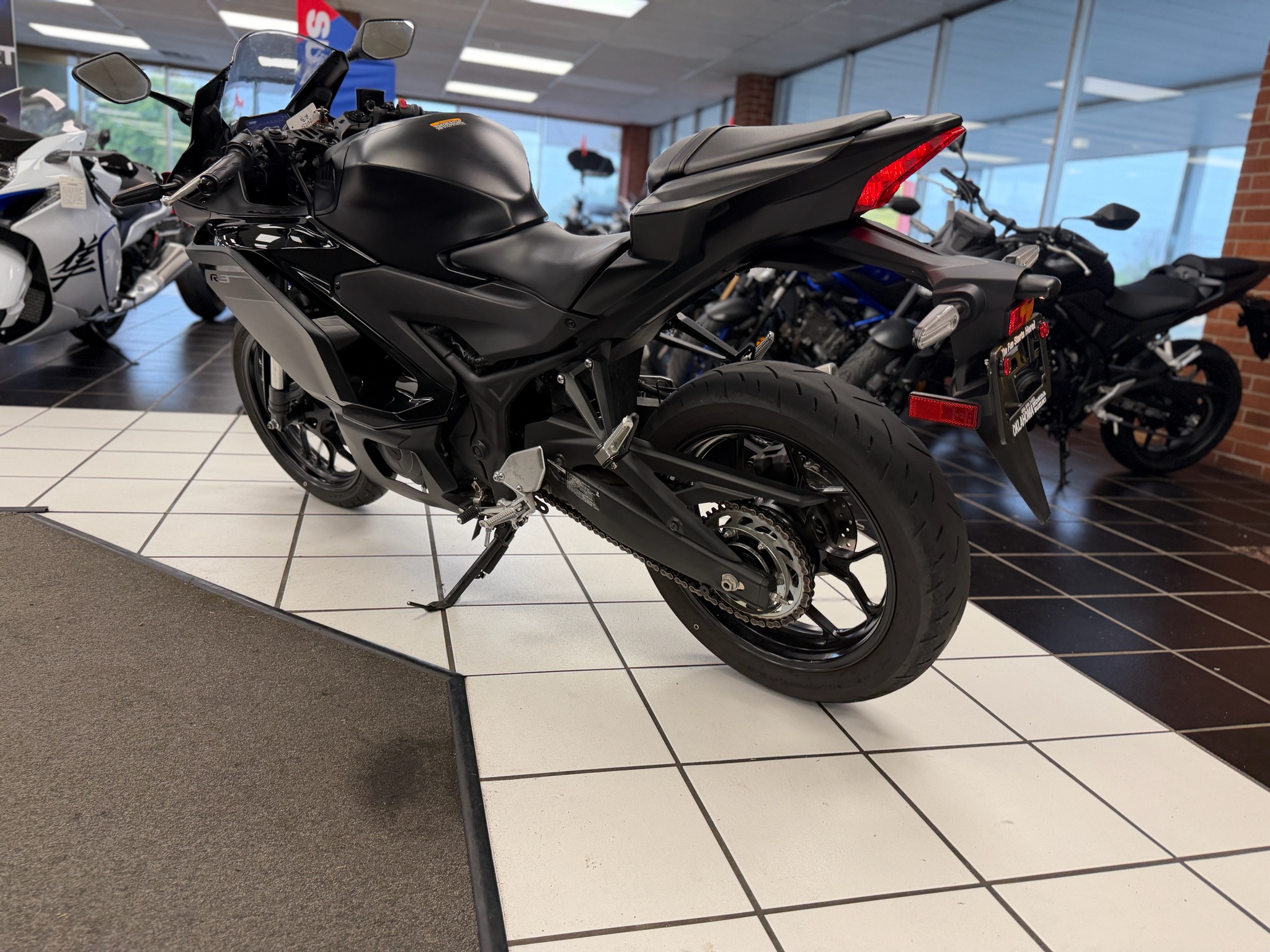2025 Yamaha YZF-R3 5