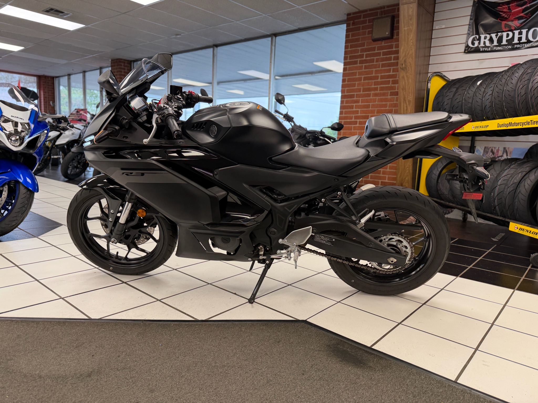 2025 Yamaha YZF-R3 6