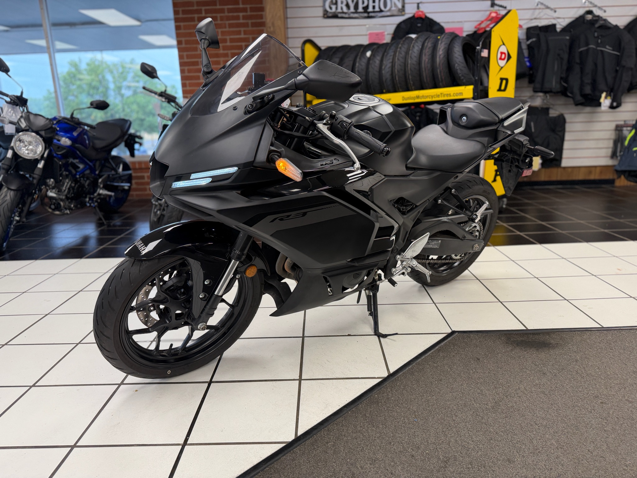 2025 Yamaha YZF-R3 7