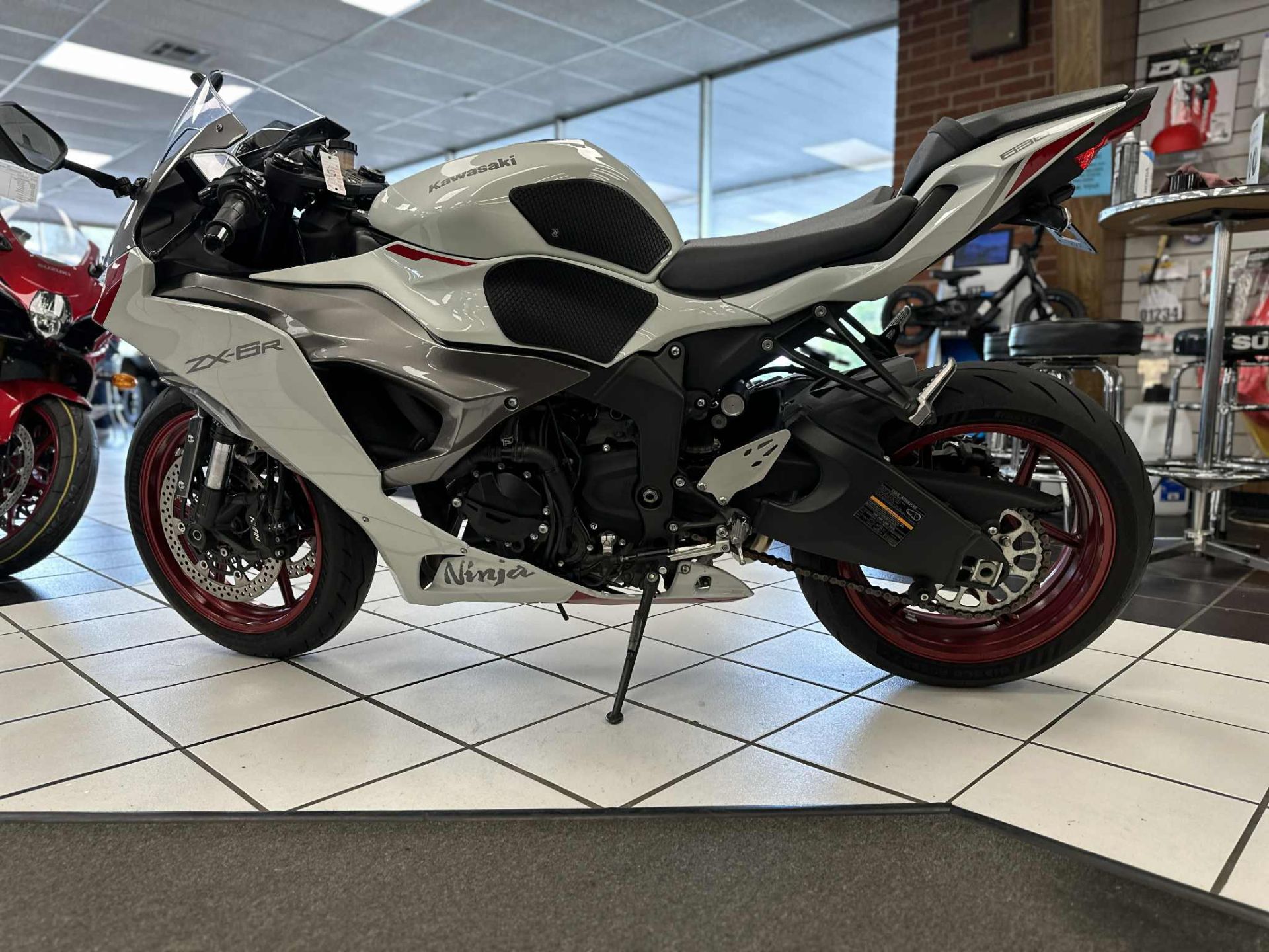 Used 2024 Kawasaki Ninja ZX-6R Pearl Robotic White / Metallic