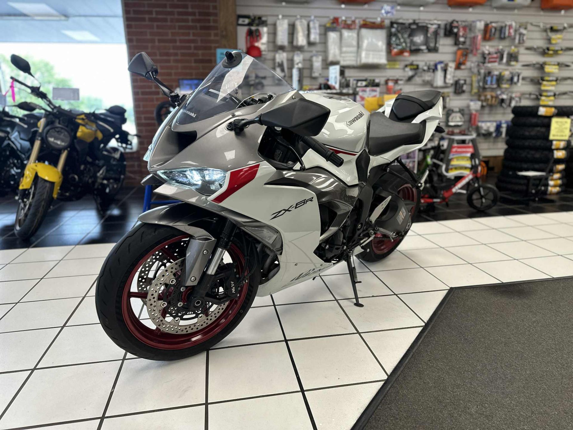 Used 2024 Kawasaki Ninja ZX-6R Pearl Robotic White / Metallic