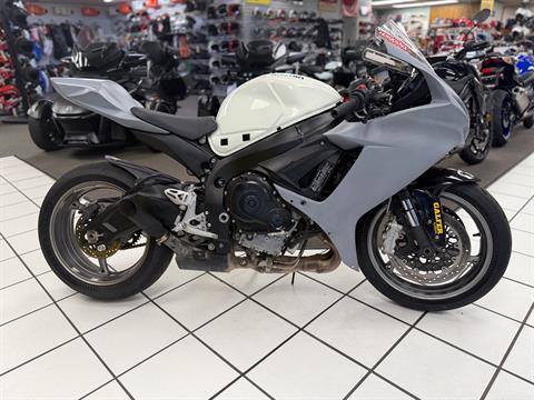 2011 Suzuki GSX-R600 — photo 1 of 8