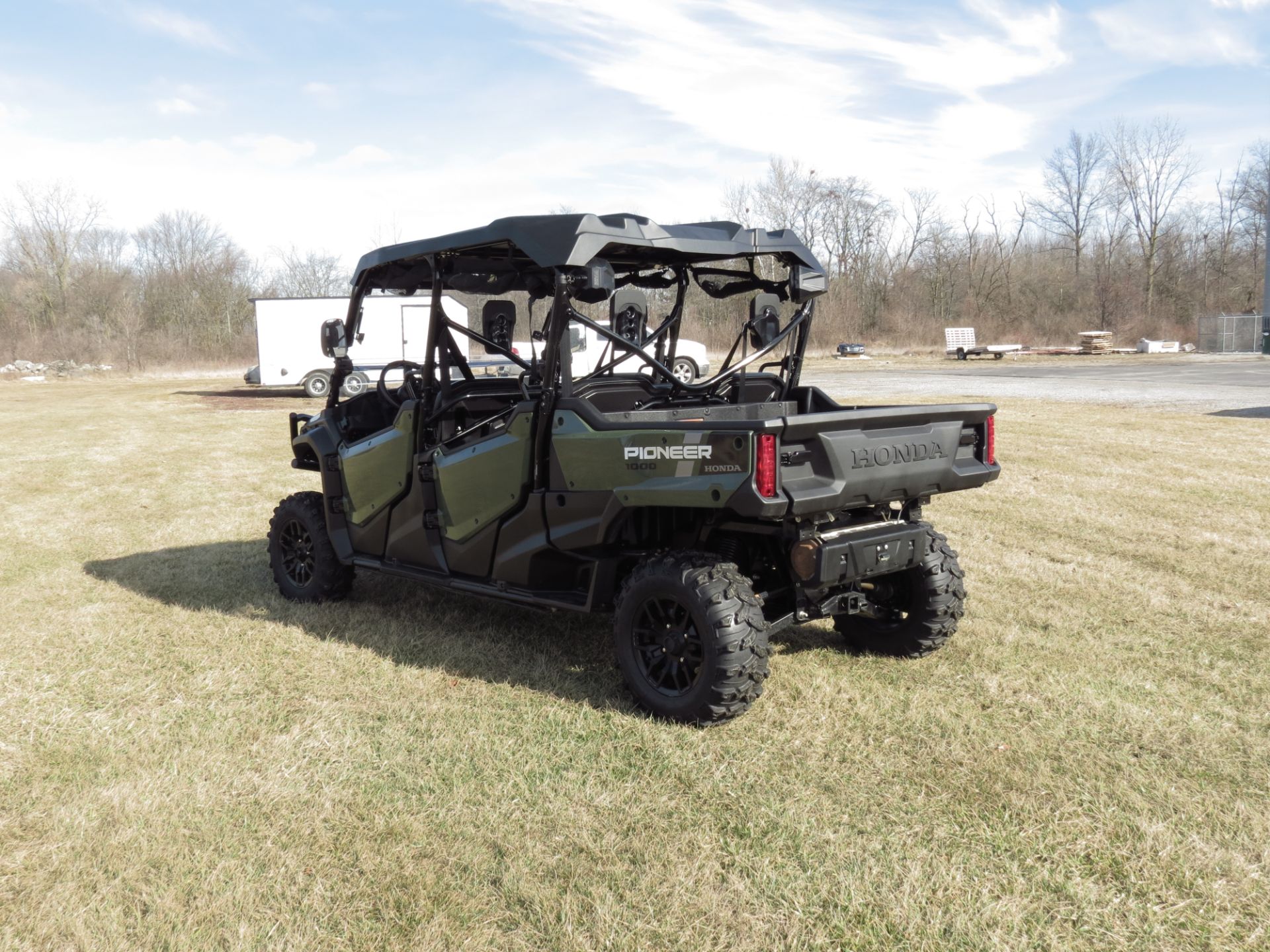 2023 Honda Pioneer 1000-6 Deluxe Crew in Lima, Ohio - Photo 8