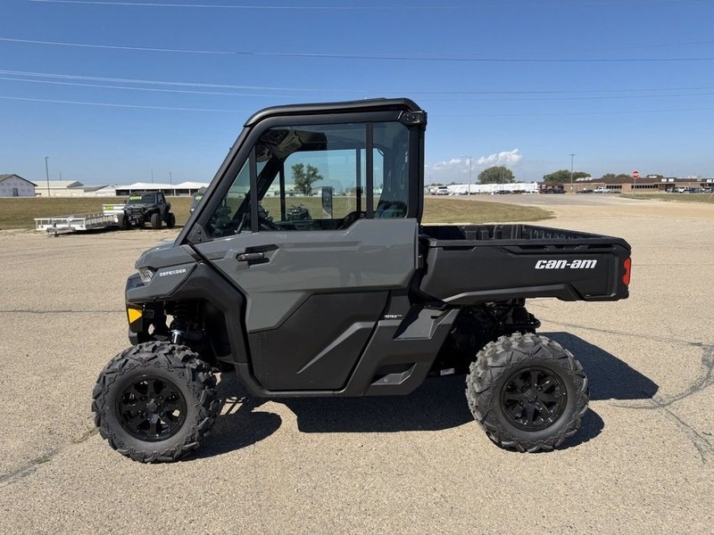 2027 Can-Am™ Defender DPS CAB HD9 1