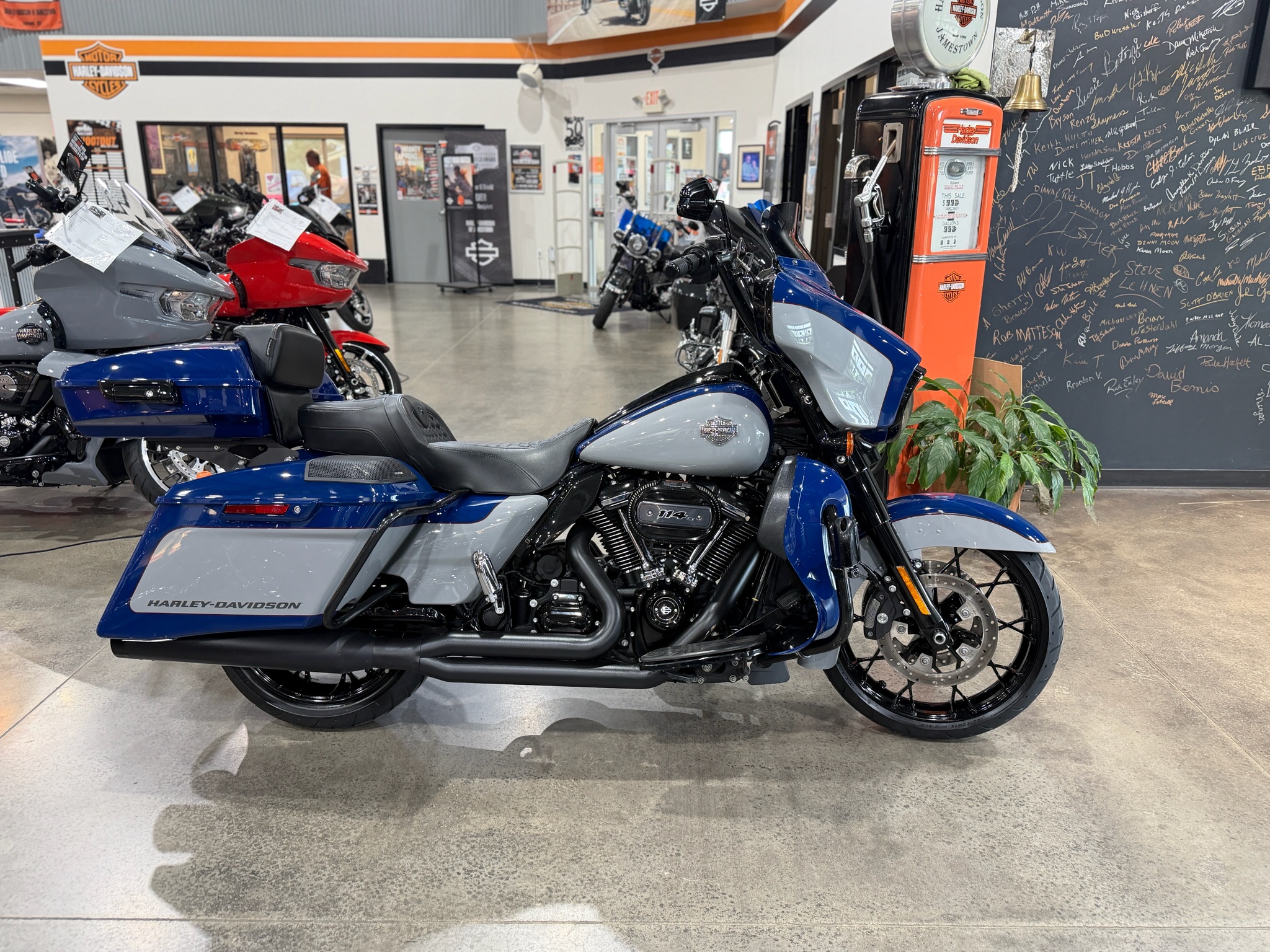2023 Harley-Davidson Street Glide® Special 1