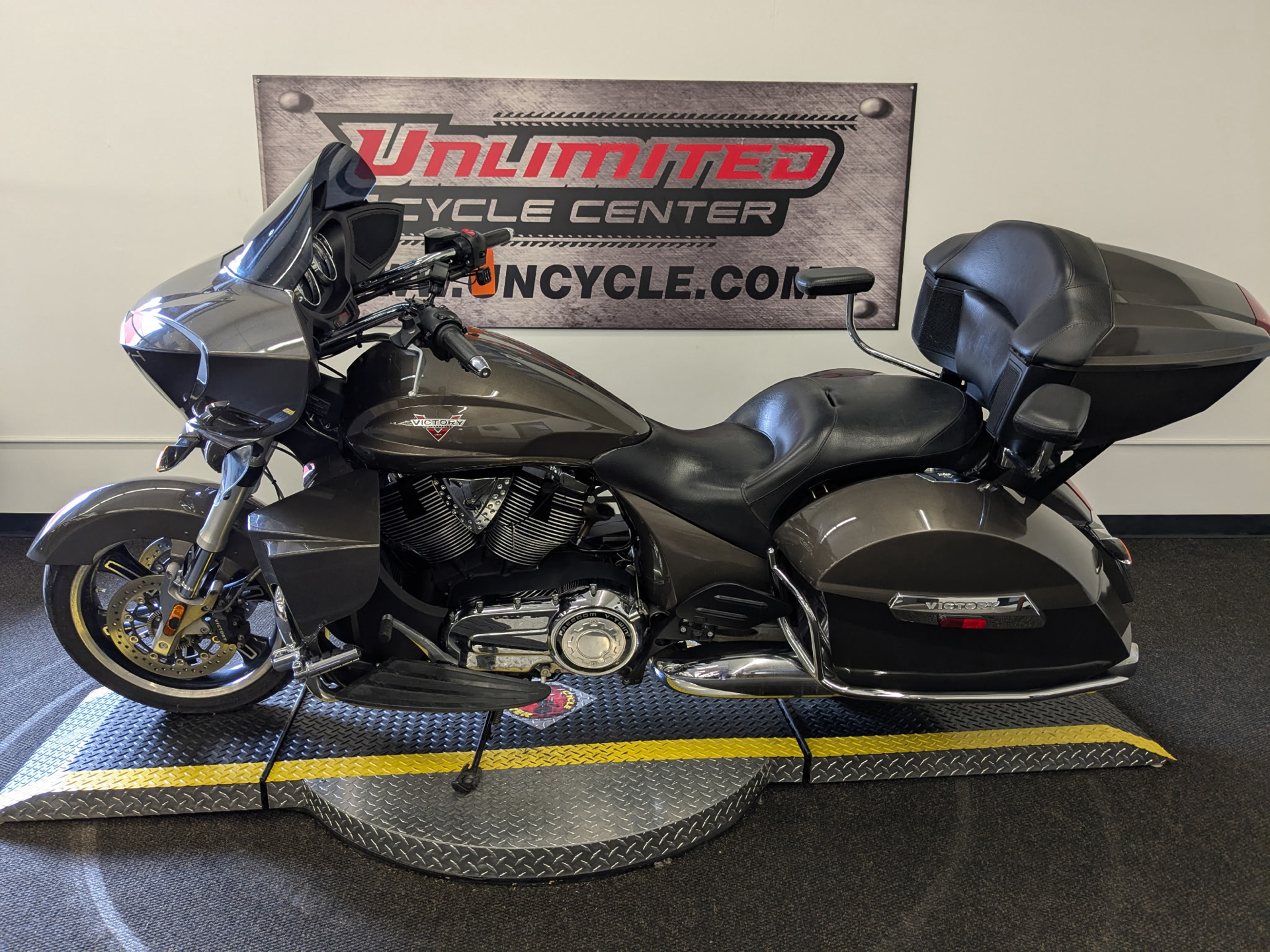 シド　TOUR 2013 COMPLETE BOX Used 2013 Victory Cross Country Tour® | Motorcycles in Tyrone PA
