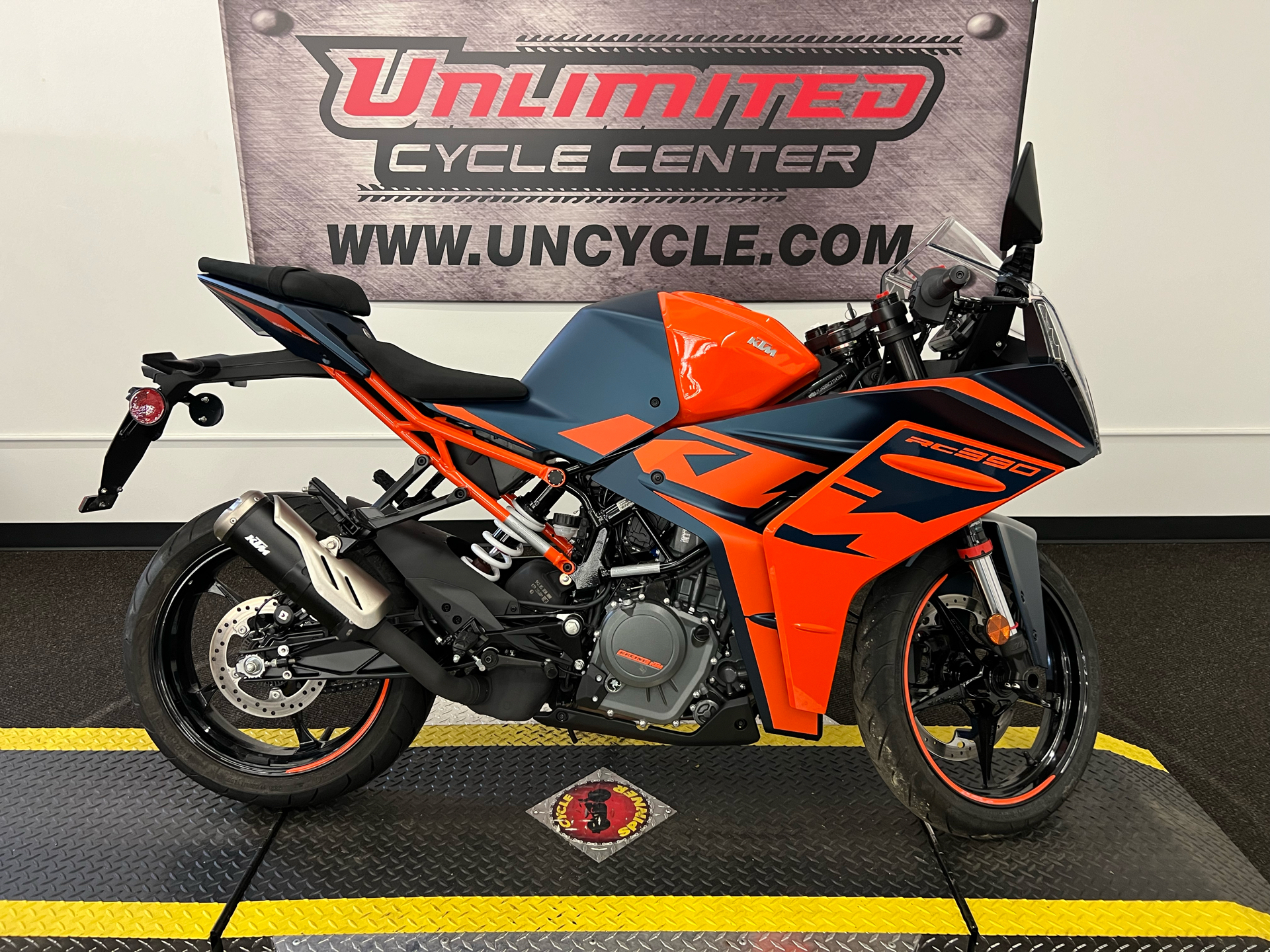 Used 2022 KTM RC 390 Motorcycles in Tyrone PA 215430 Blue