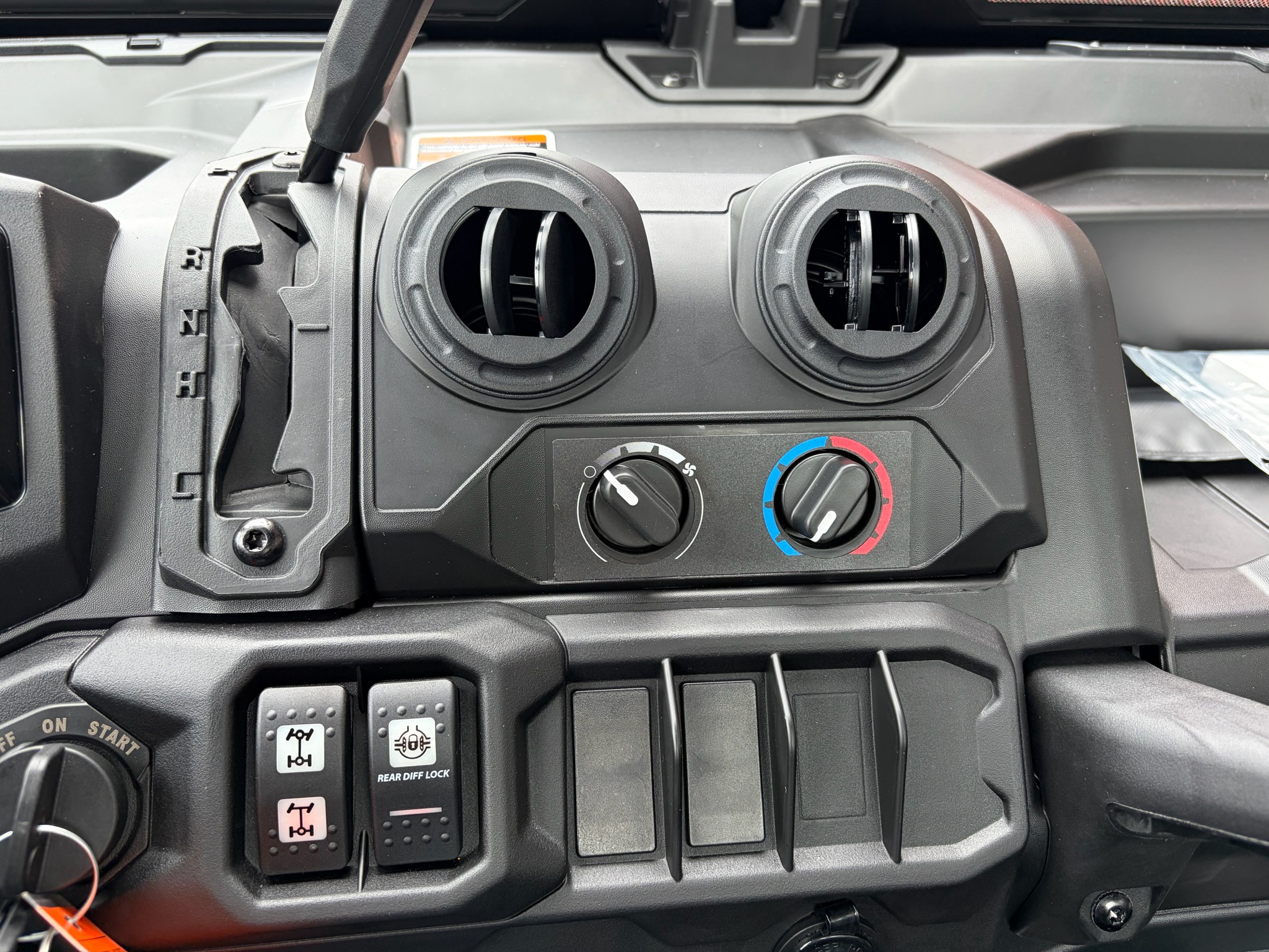 2026 Can-Am™ Defender DPS CAB 3