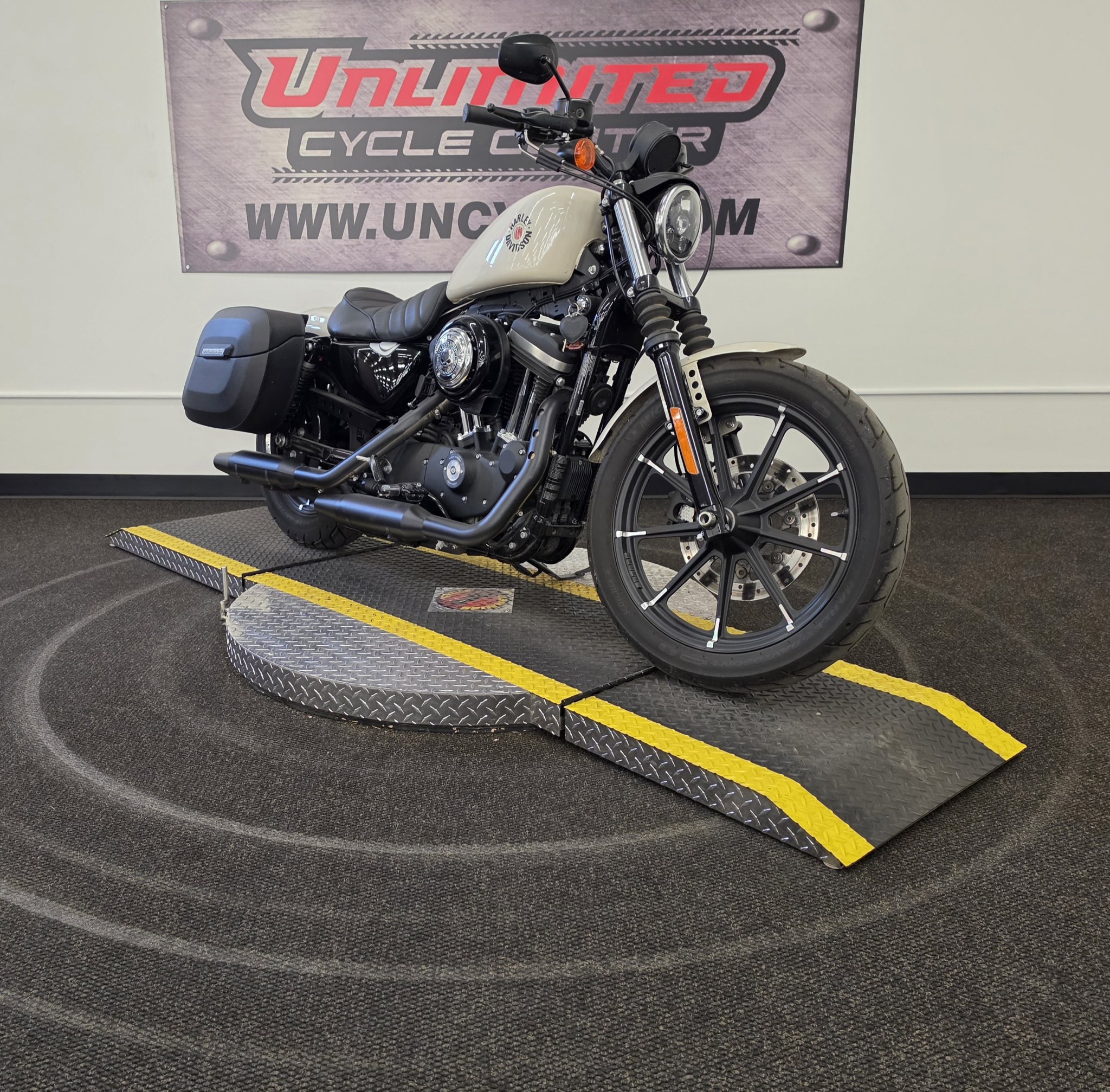 2022 Harley-Davidson Iron 883 1
