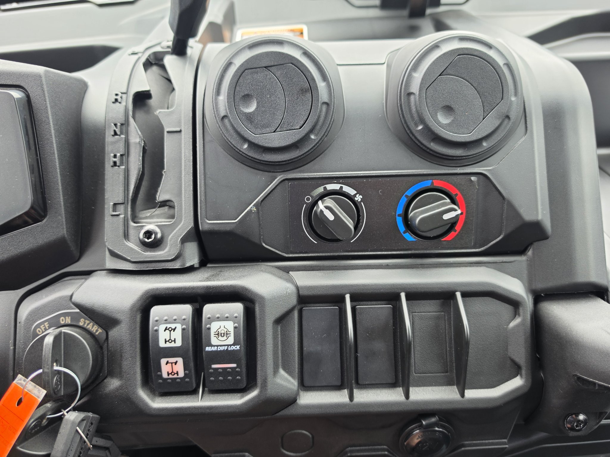 2027 Can-Am™ Defender DPS CAB HD9 11