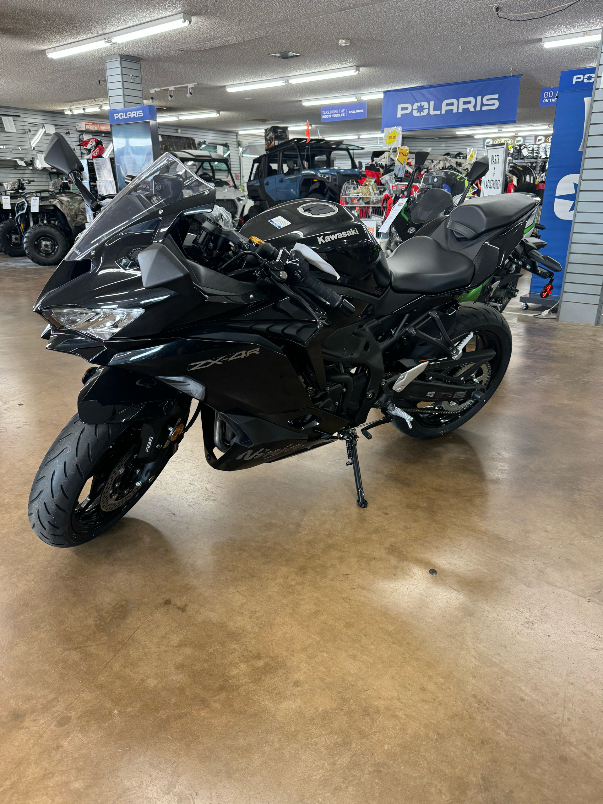 レザレクション2024 BLACKシリーズ
ラニウス スクエア ミニ NO.2 2024 Kawasaki Ninja® ZX™-6R Metallic Flat Spark Black/Ebony