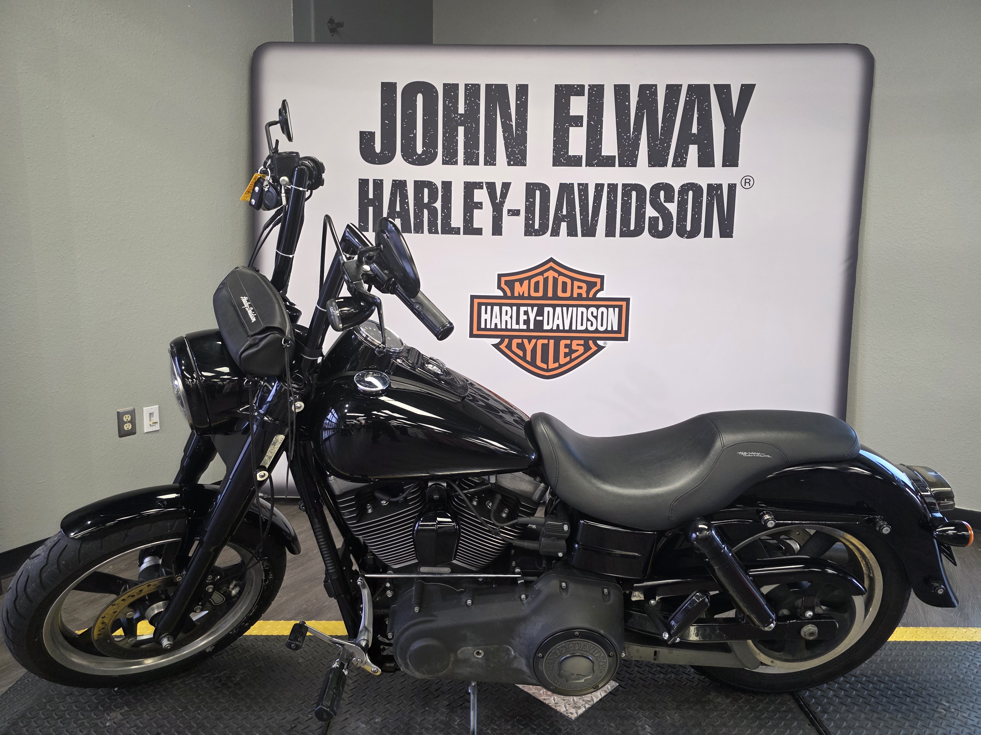 2013 Harley-Davidson Dyna® Switchback™ in Vivid Black For Sale