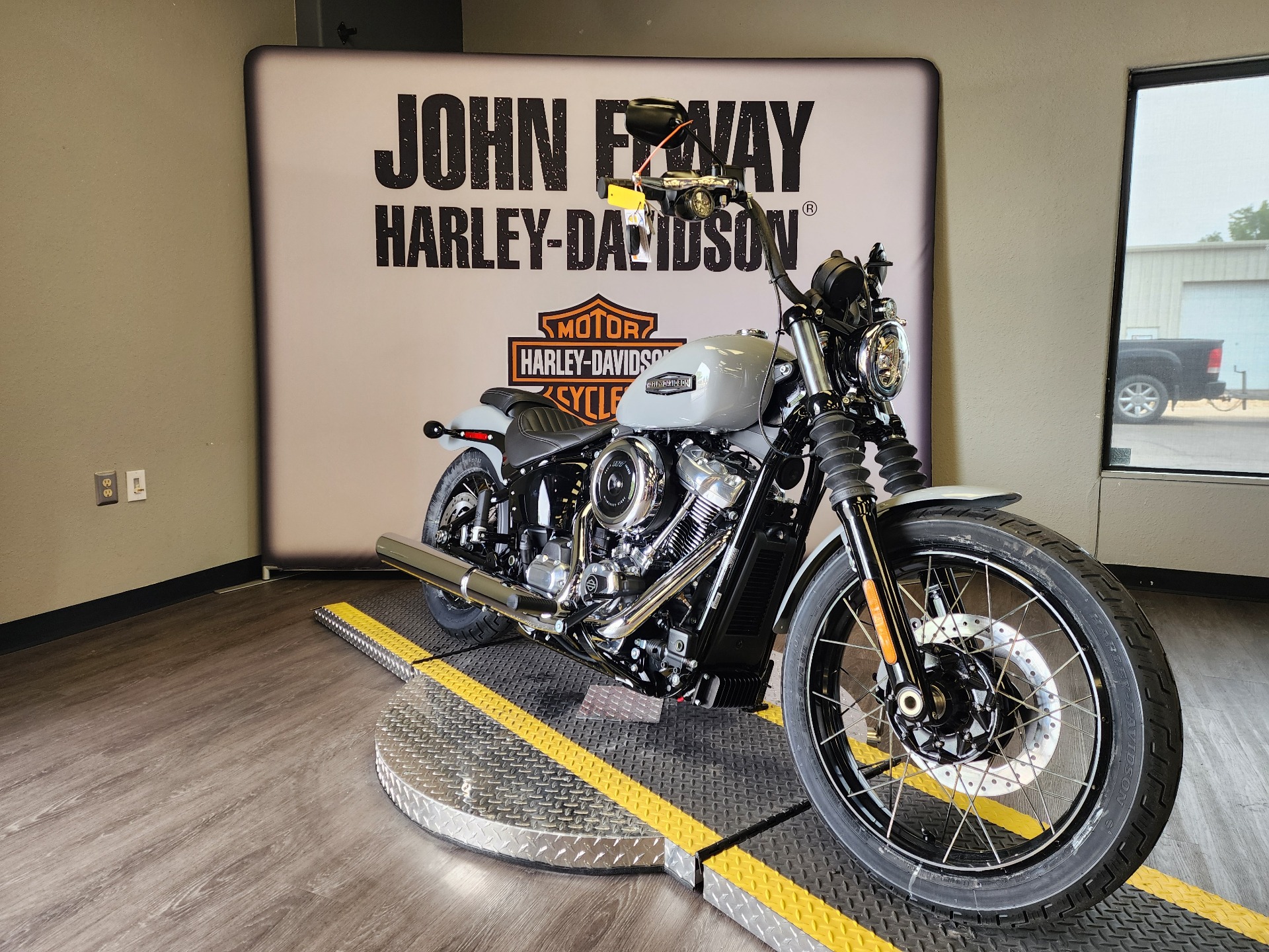 2025 Harley-Davidson Street Bob® in Billiard Gray with Laced