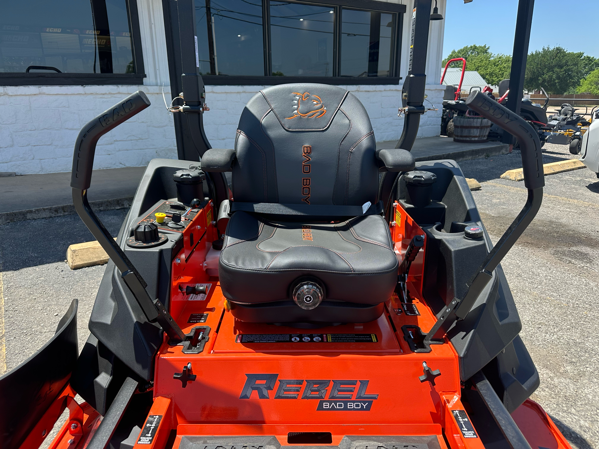 リョウ 36/4.0 2025 Exmark Radius E-Series RZE724GKC60300 | S&H Farm Supply