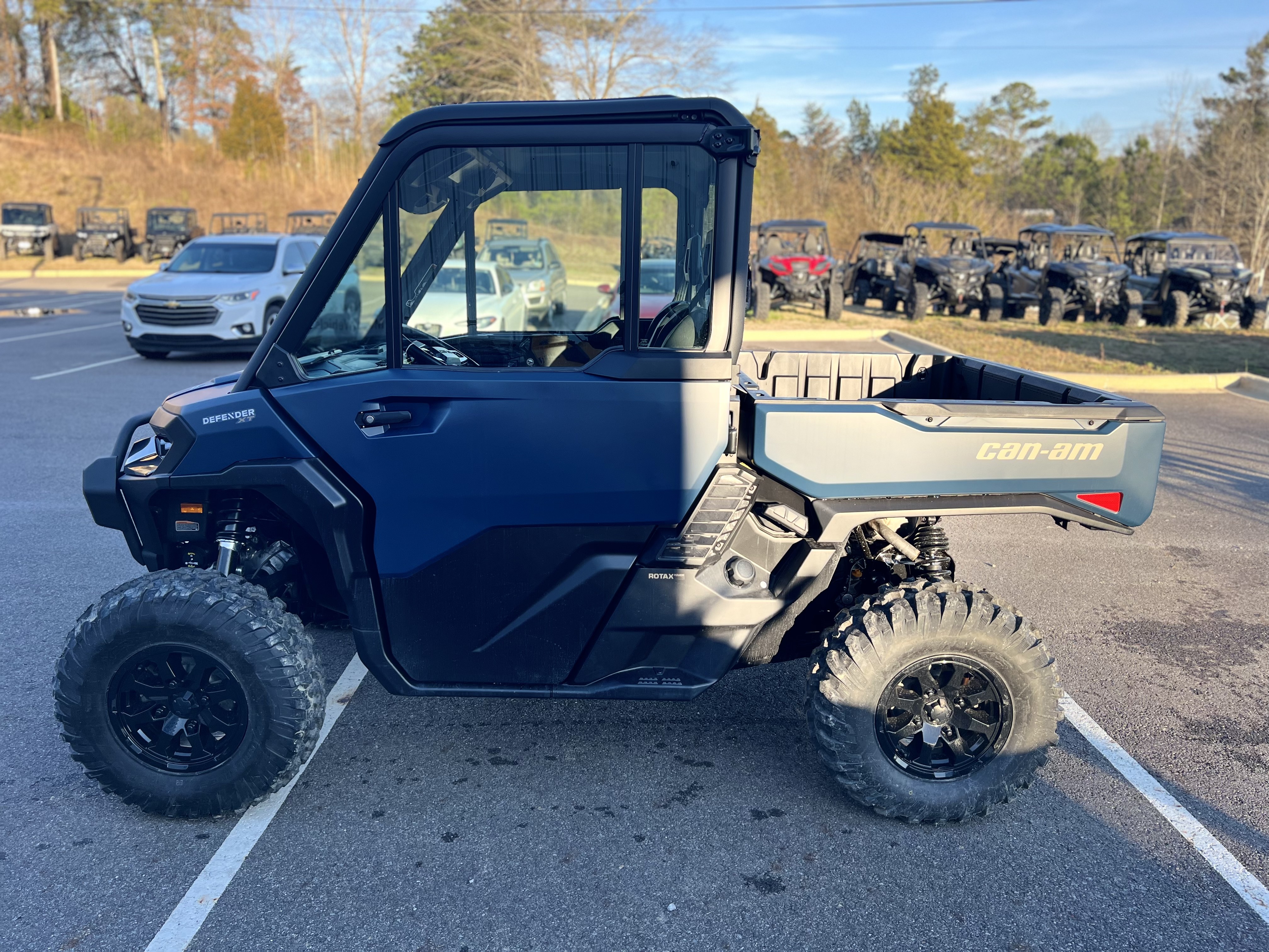 2026 Can-Am™ Defender XT CAB HD11 with 10.25 in. touchscreen di 3
