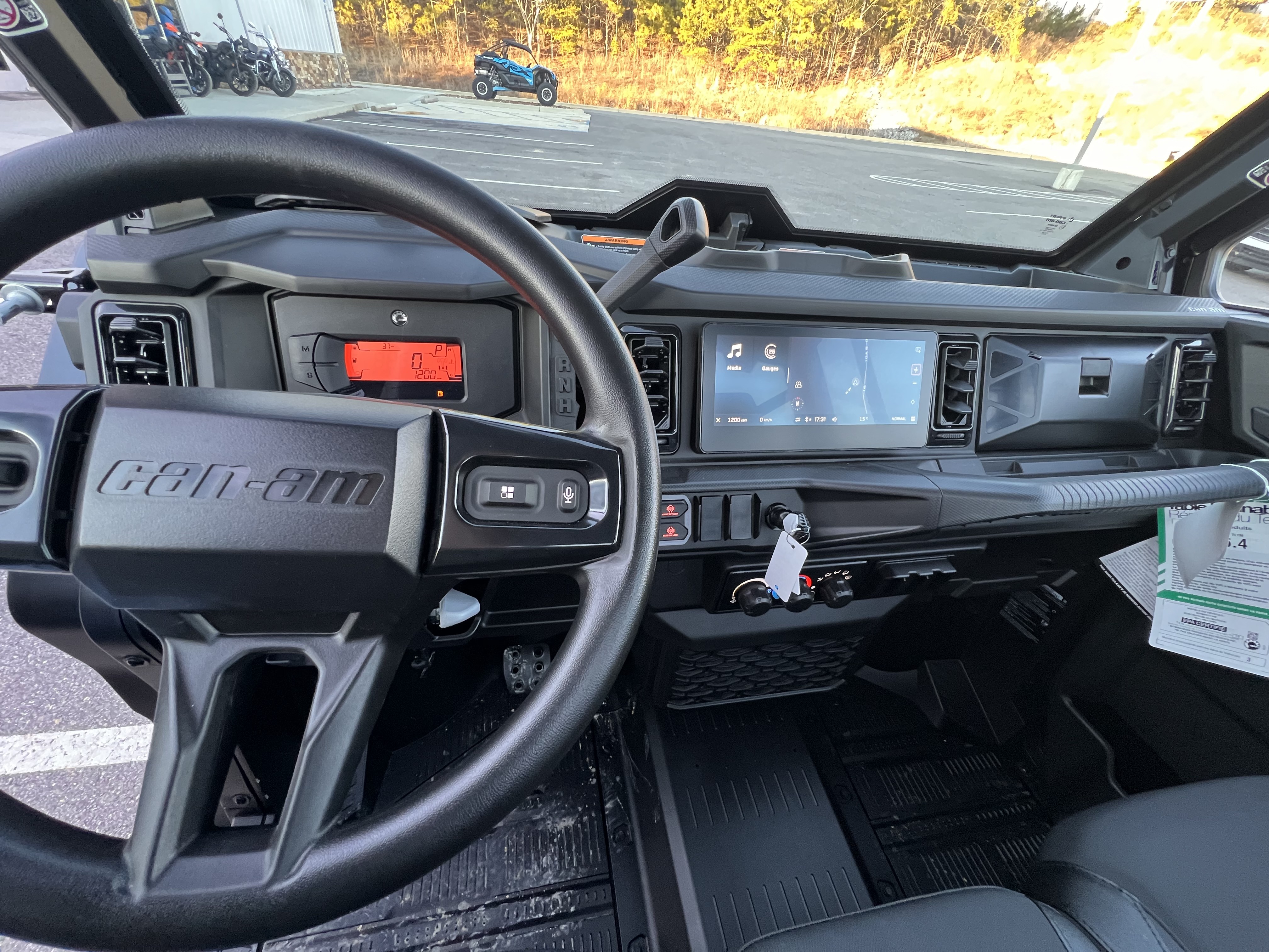 2026 Can-Am™ Defender XT CAB HD11 with 10.25 in. touchscreen di 6