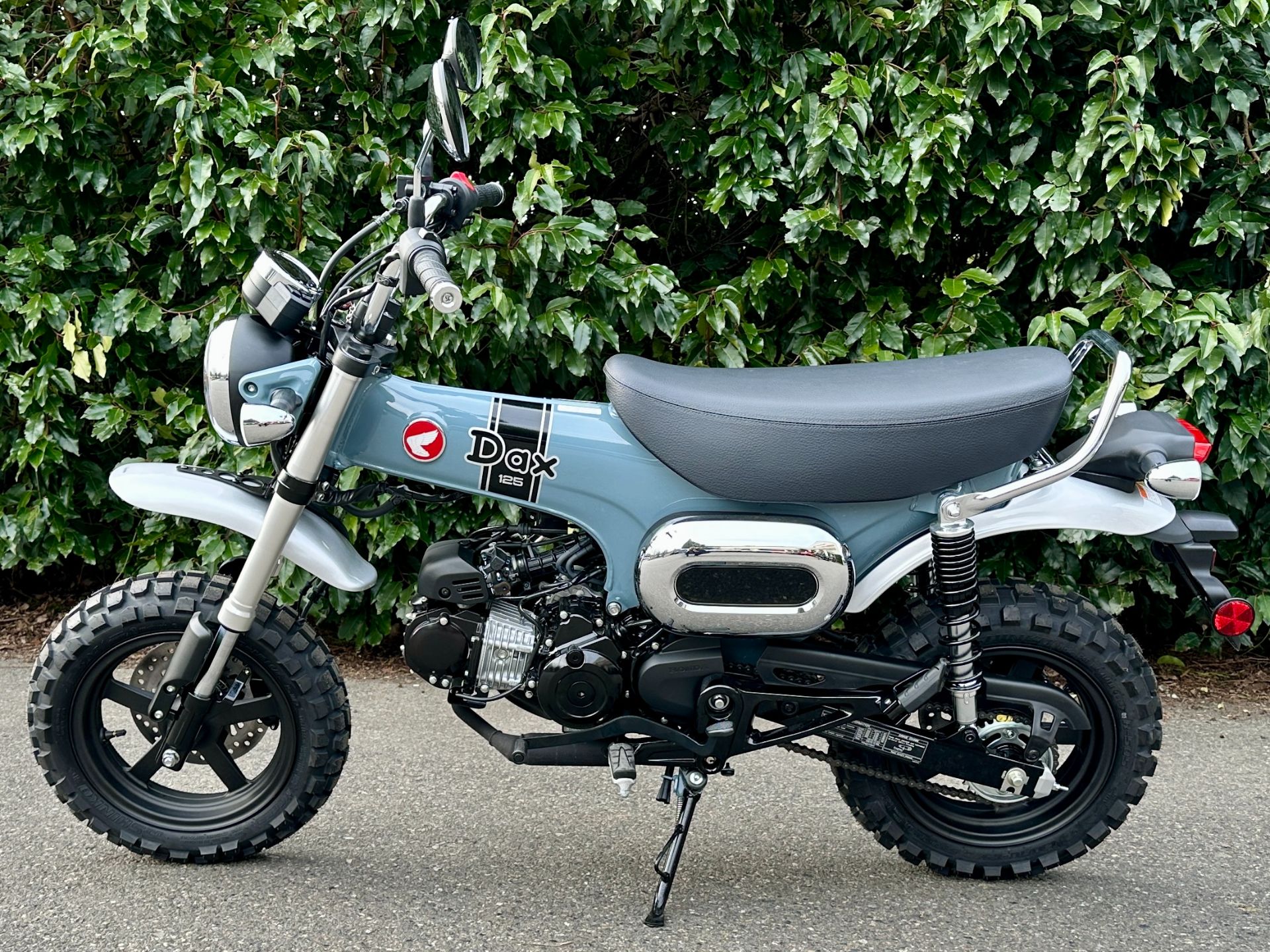 2024新型ホンダ ダックス125に新色追加【初代イメージのブルー