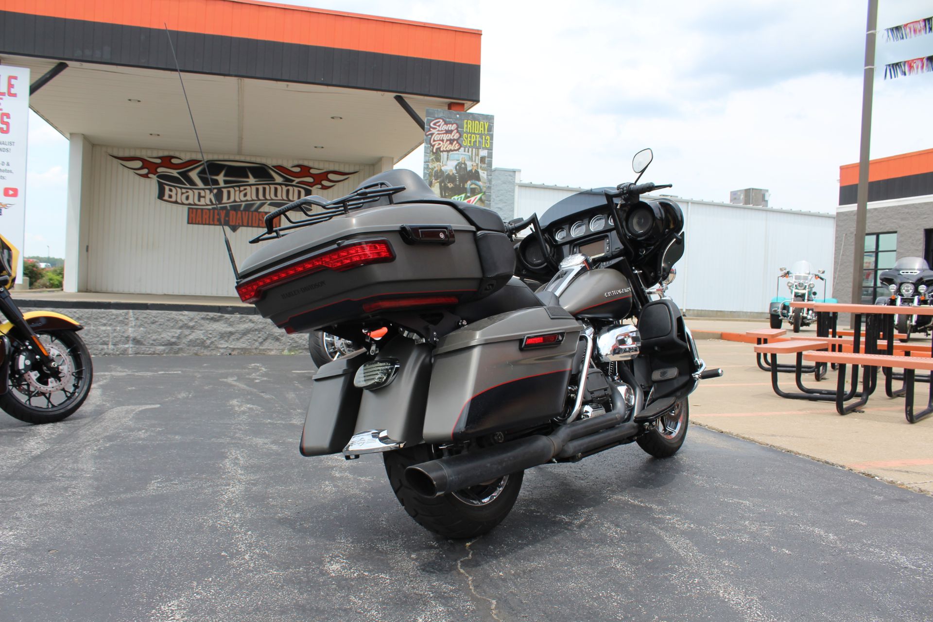 即日発送 オフィシャル Harley-Davidson ネオンライト アメカジ Used 2021 Harley-Davidson Street Glide® Special Motorcycle