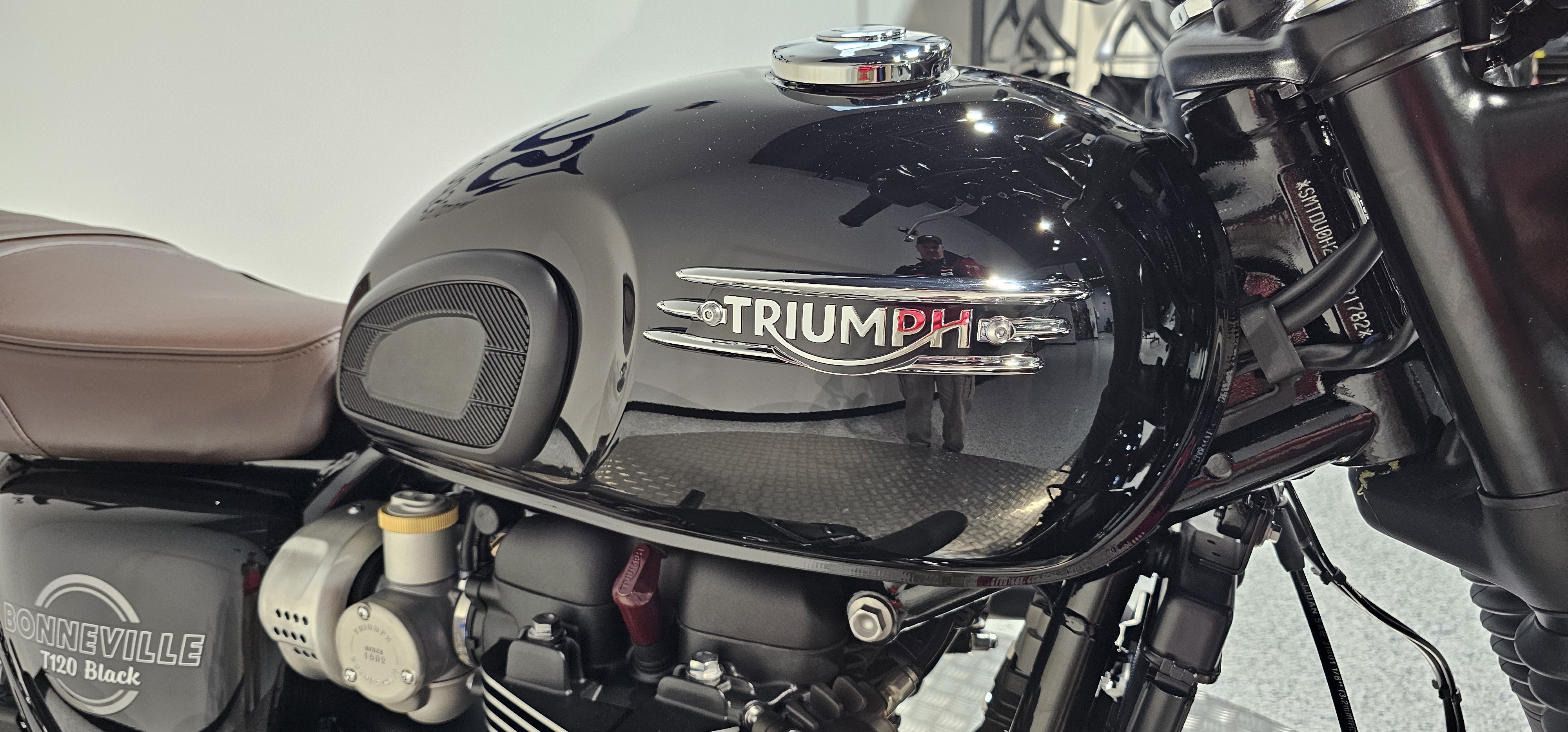 2027 Triumph Bonneville T120 Black 9