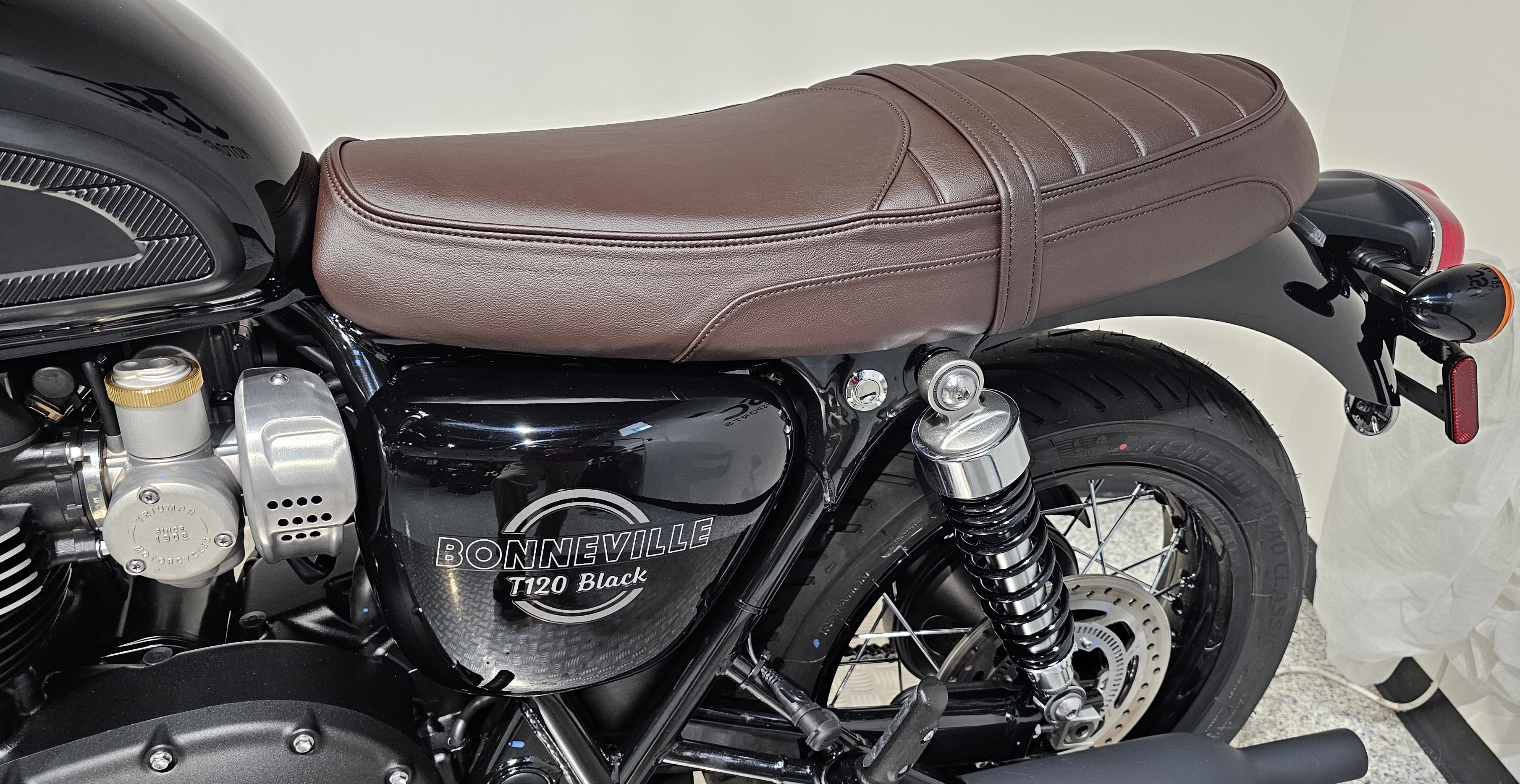 2027 Triumph Bonneville T120 Black 10