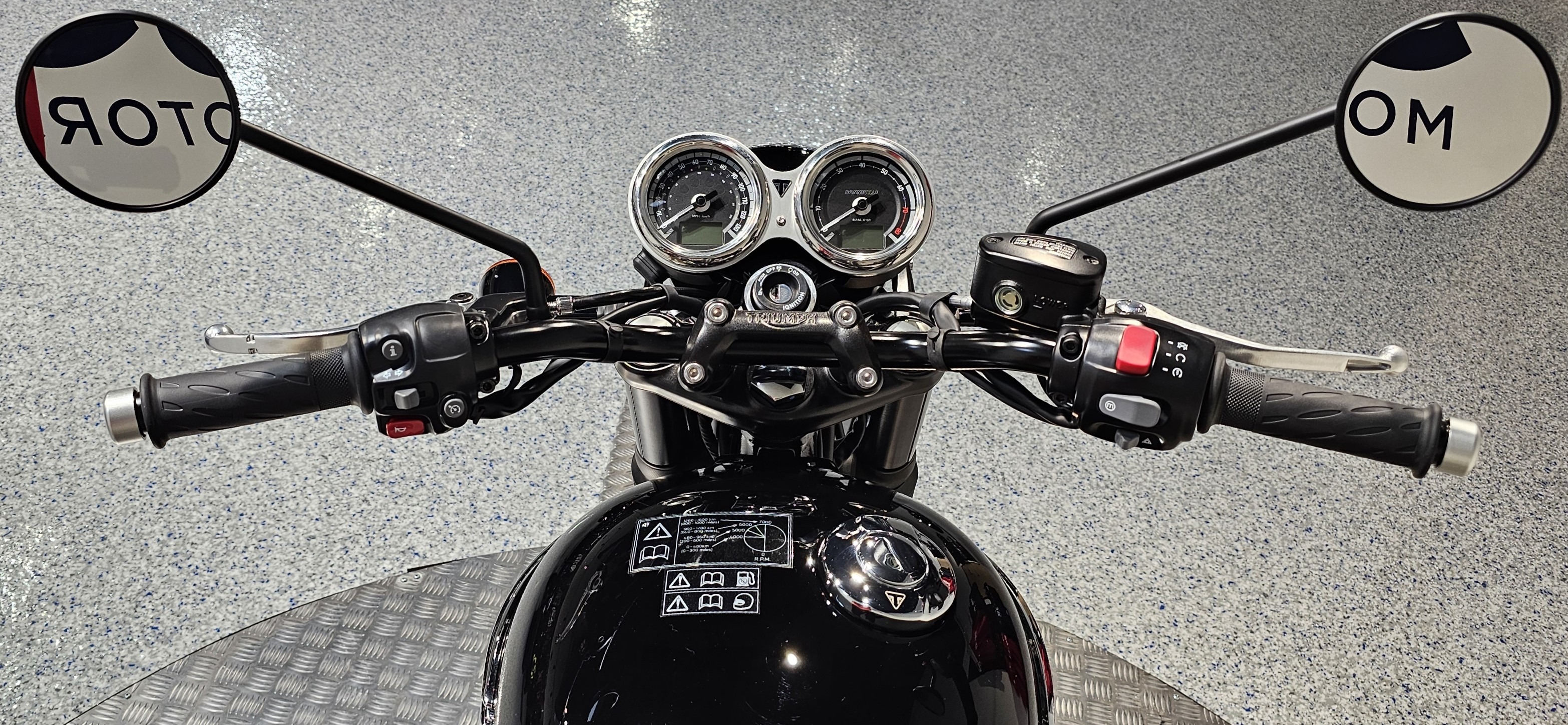 2027 Triumph Bonneville T120 Black 11