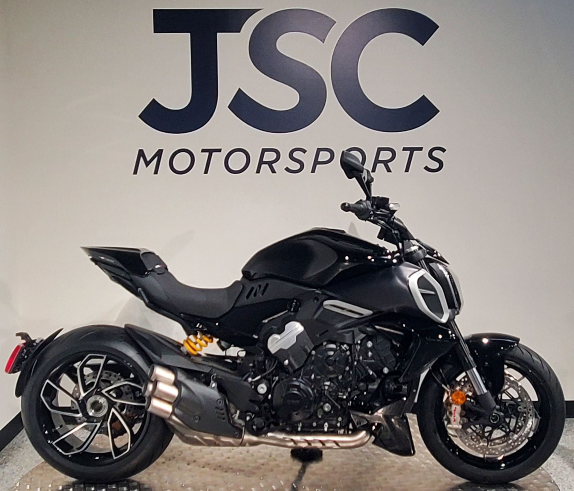 New 2025 Ducati Diavel V4, Albany NY | Specs, Price, Photos