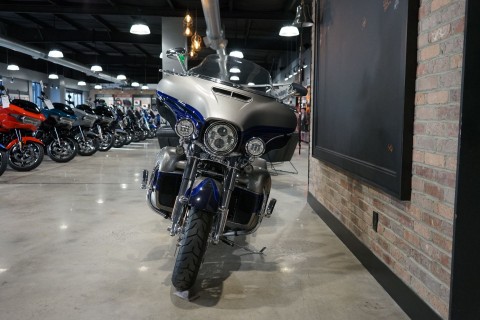 2017 Harley-Davidson CVO™ Limited in West End, North Carolina - Photo 4