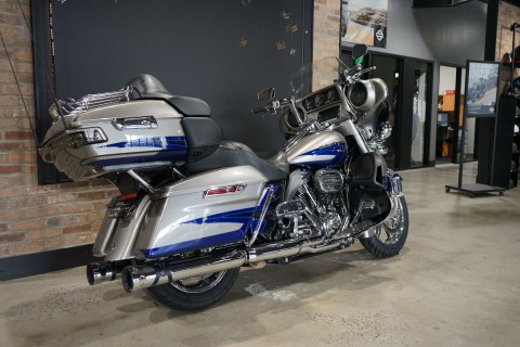 2017 Harley-Davidson CVO™ Limited in West End, North Carolina - Photo 5