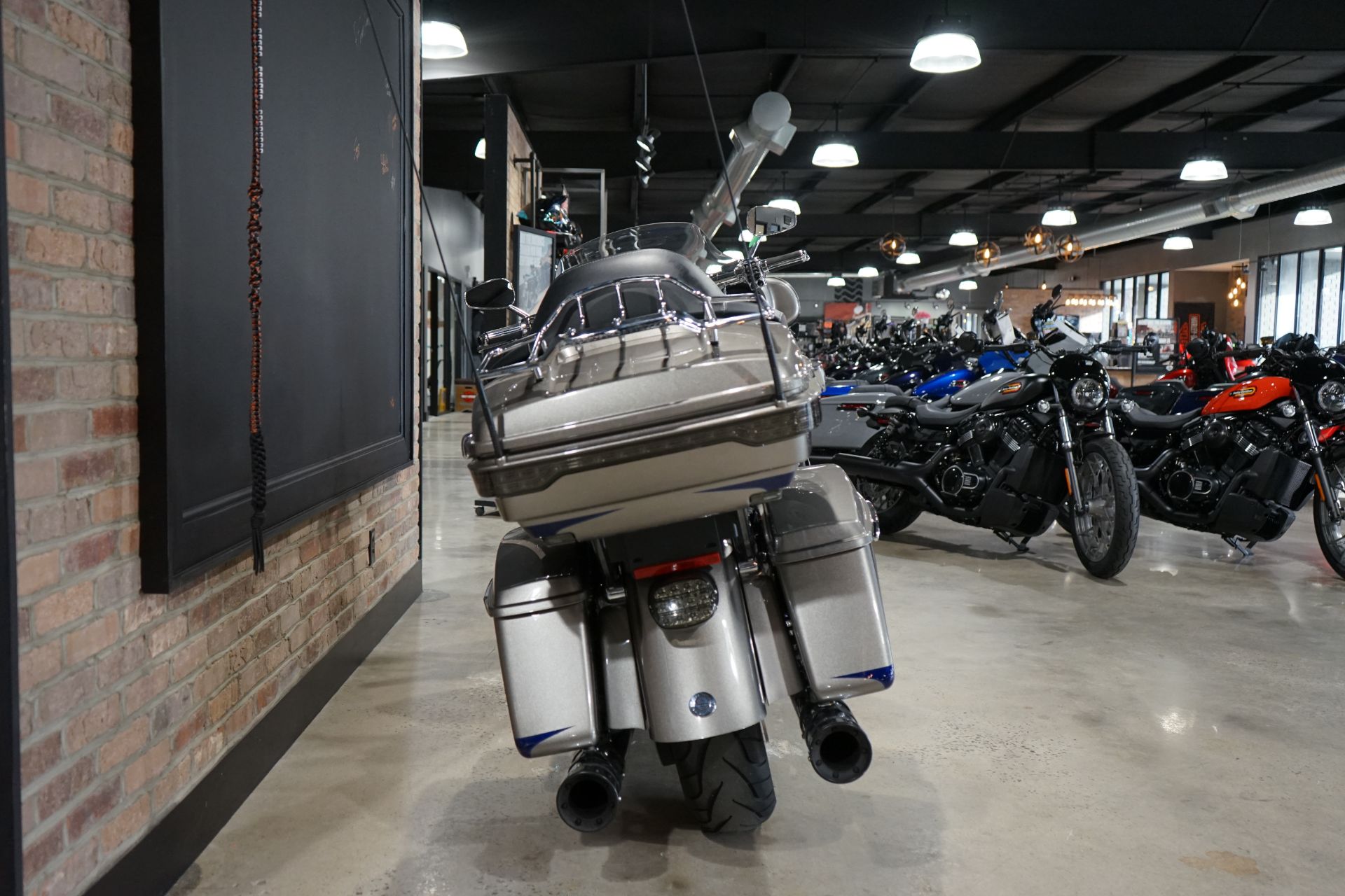 2017 Harley-Davidson CVO™ Limited in West End, North Carolina - Photo 6