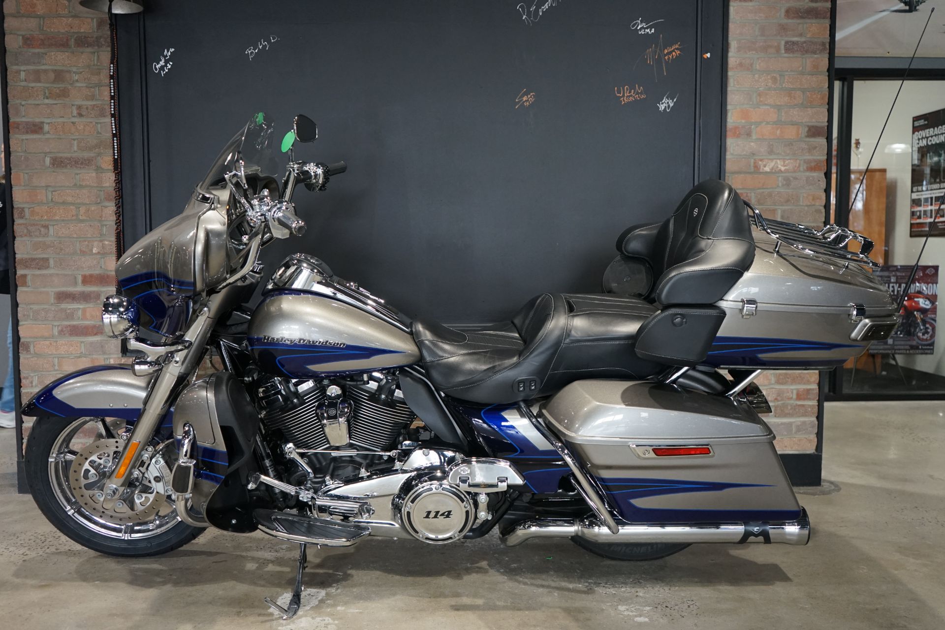 2017 Harley-Davidson CVO™ Limited in West End, North Carolina - Photo 2